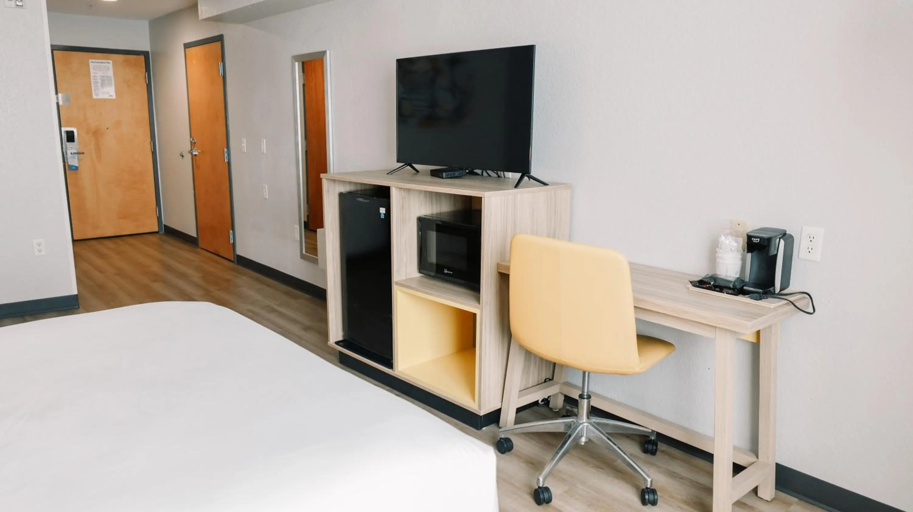 Bedroom, Bed in Microtel Inn & Suites by Wyndham Gulf Shores