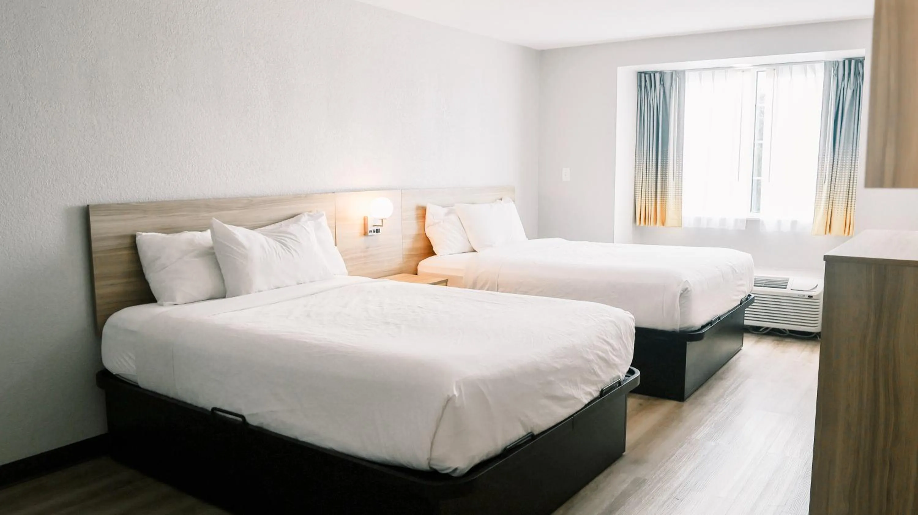 Bedroom, Bed in Microtel Inn & Suites by Wyndham Gulf Shores