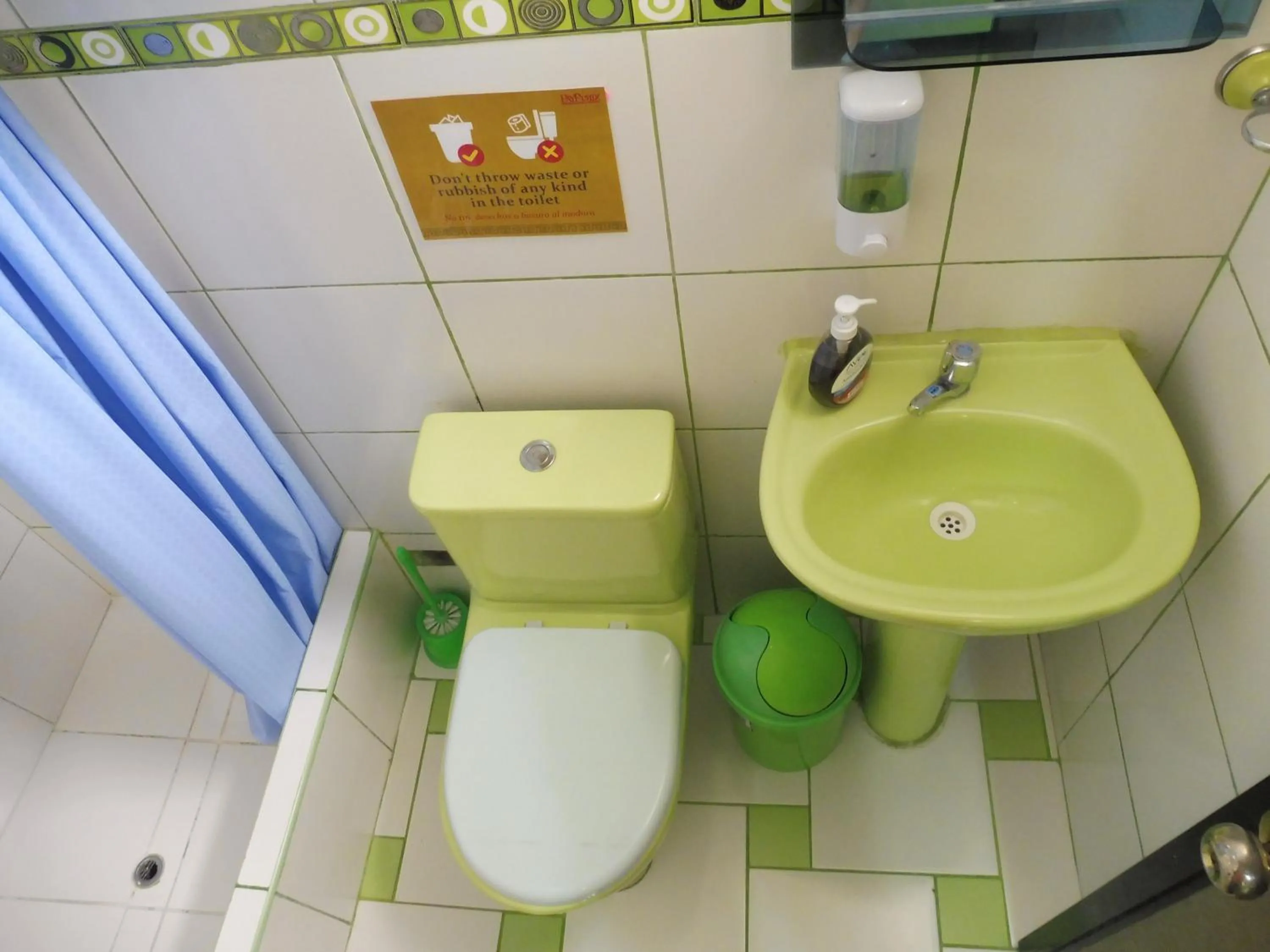 Shower in Paypurix Hostel Lima Airport