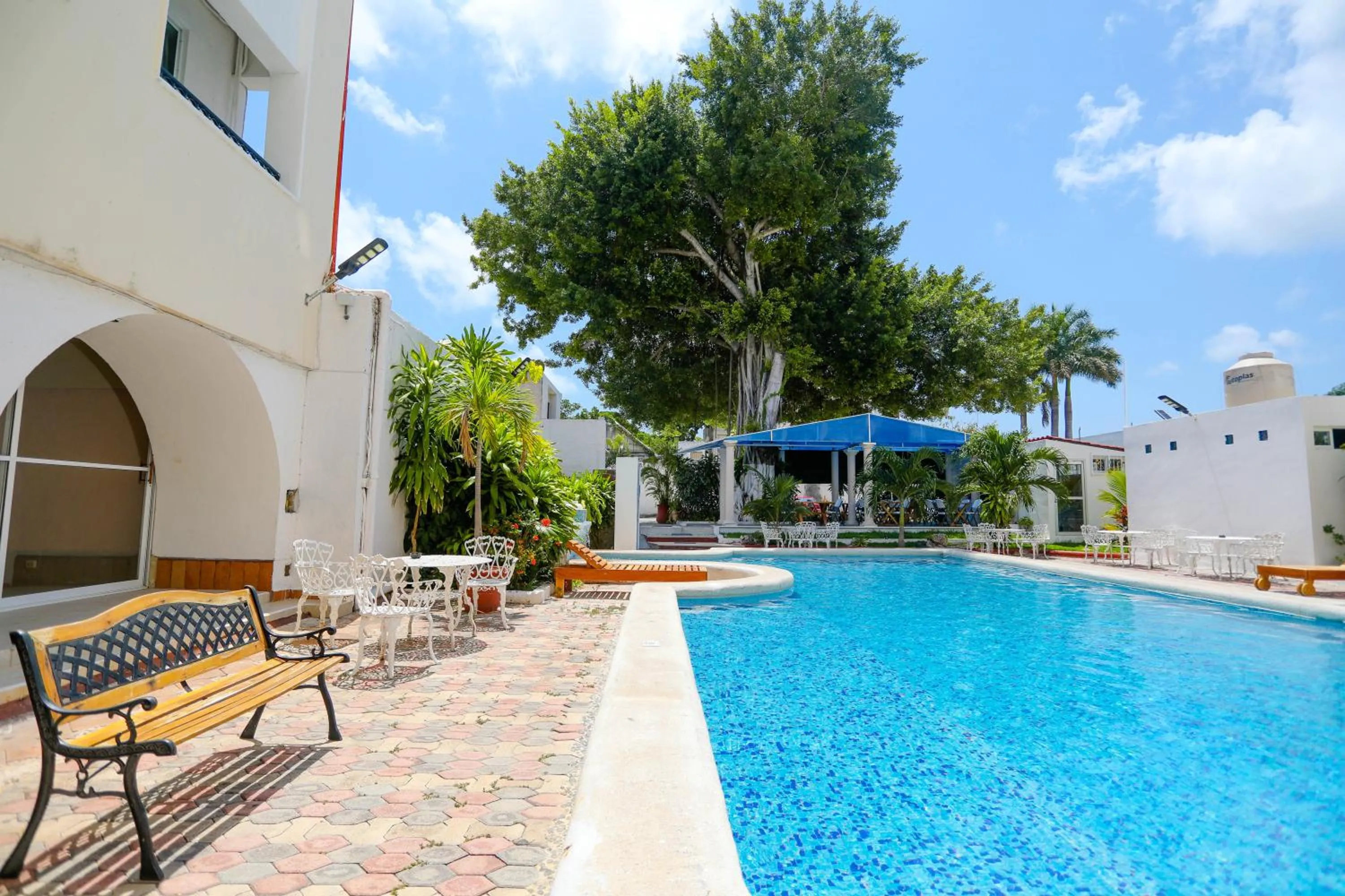 Swimming pool in Hotel Maria de Lourdes