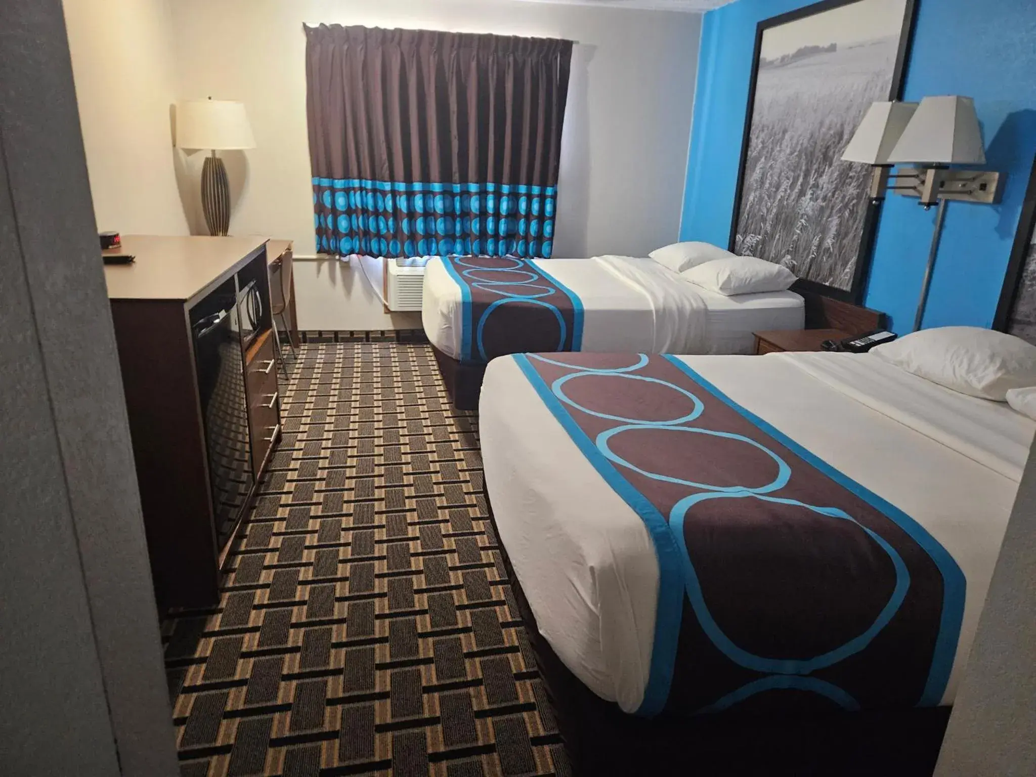 Photo of the whole room, Bed in Super 8 by Wyndham Lincoln West Photo of the whole room, Bed in Super 8 by Wyndham Lincoln West