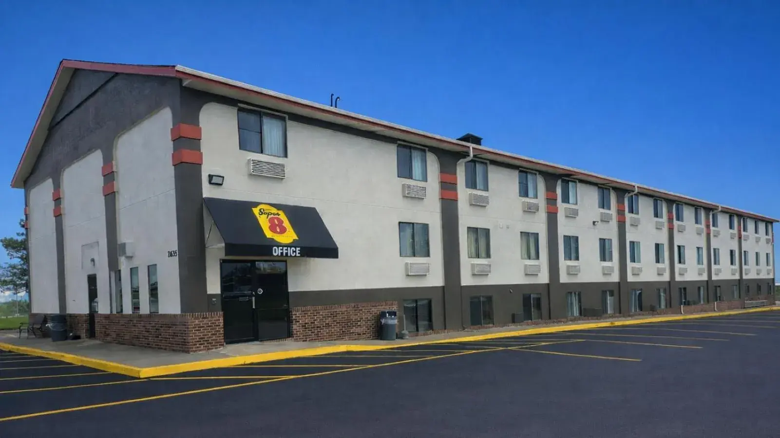 Property building in Super 8 by Wyndham Lincoln West Property building in Super 8 by Wyndham Lincoln West