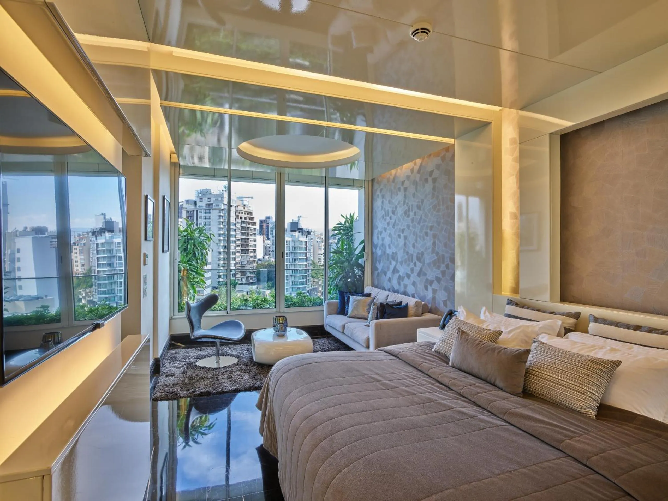 Photo of the whole room, Bed in Sodeco Suites