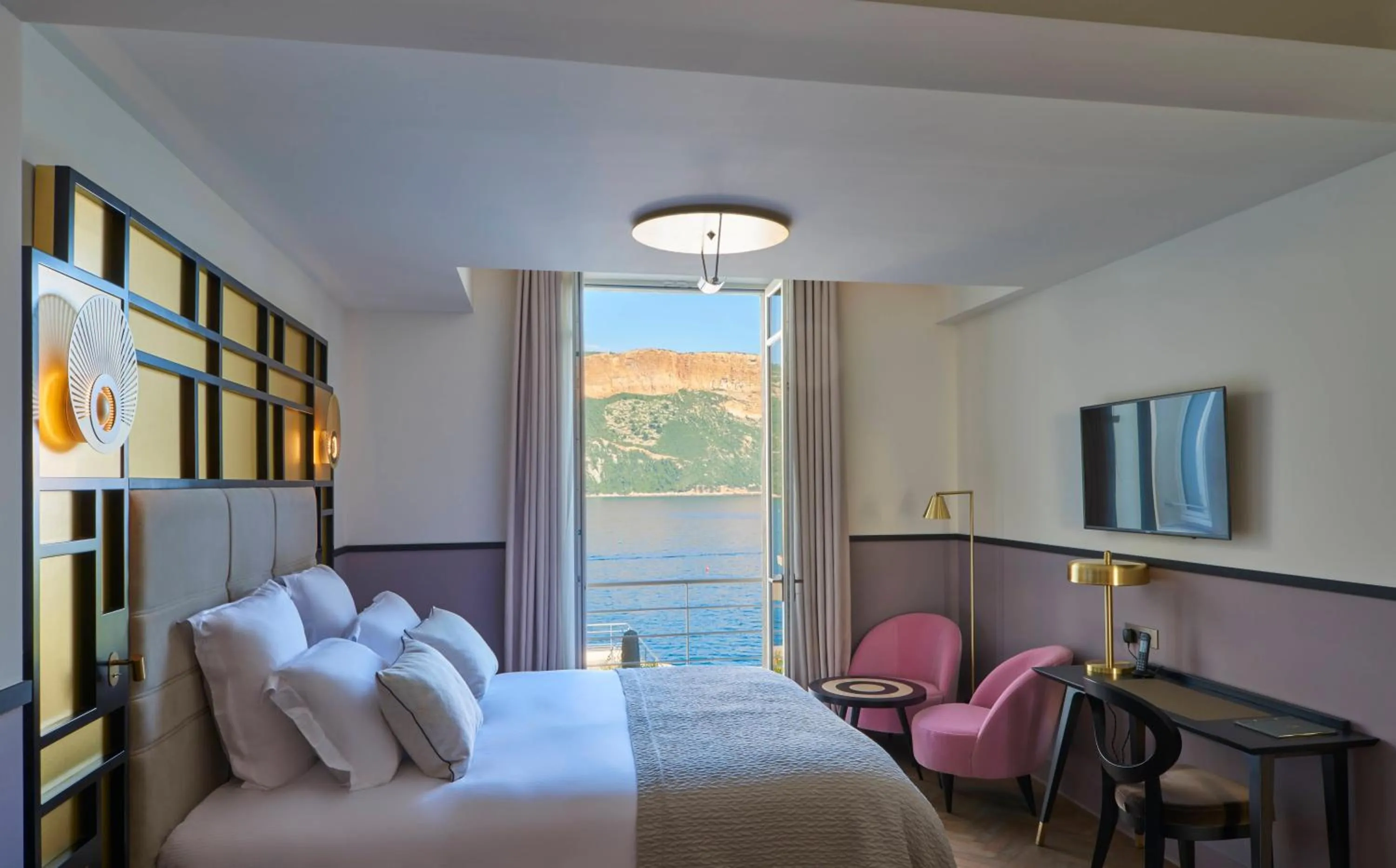 Deluxe Double Room with Sea View in Hôtel Les Roches Blanches Cassis
