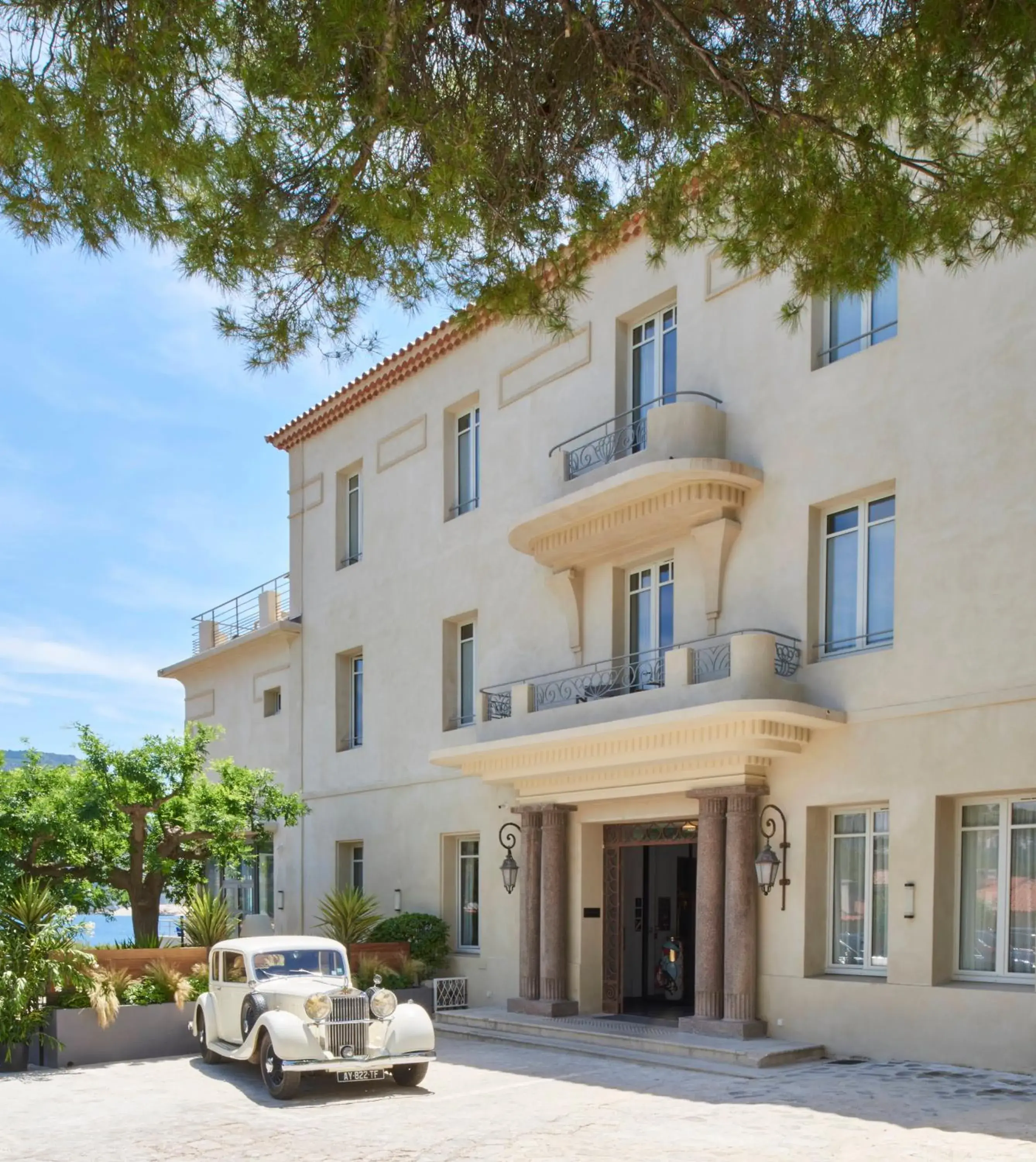 Facade/entrance, Property Building in Hôtel Les Roches Blanches Cassis