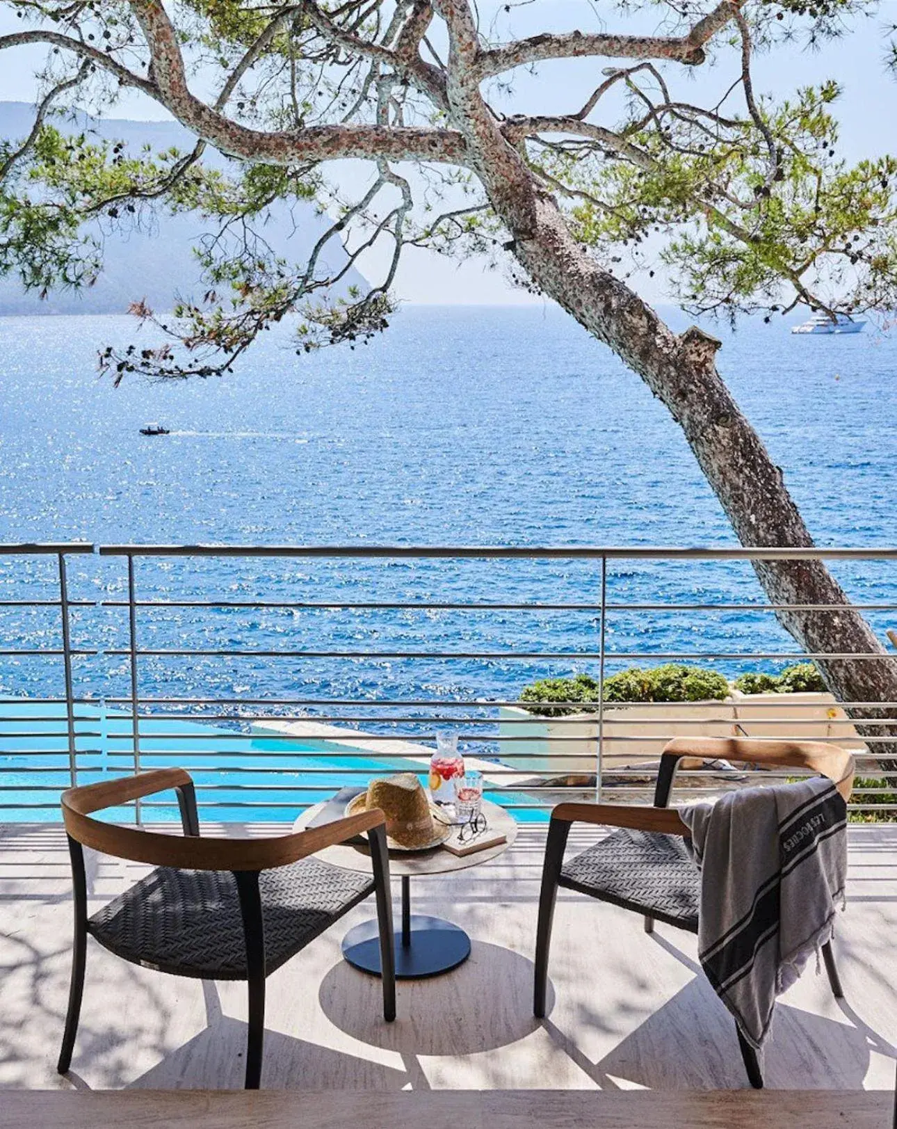 Patio in Hôtel Les Roches Blanches Cassis