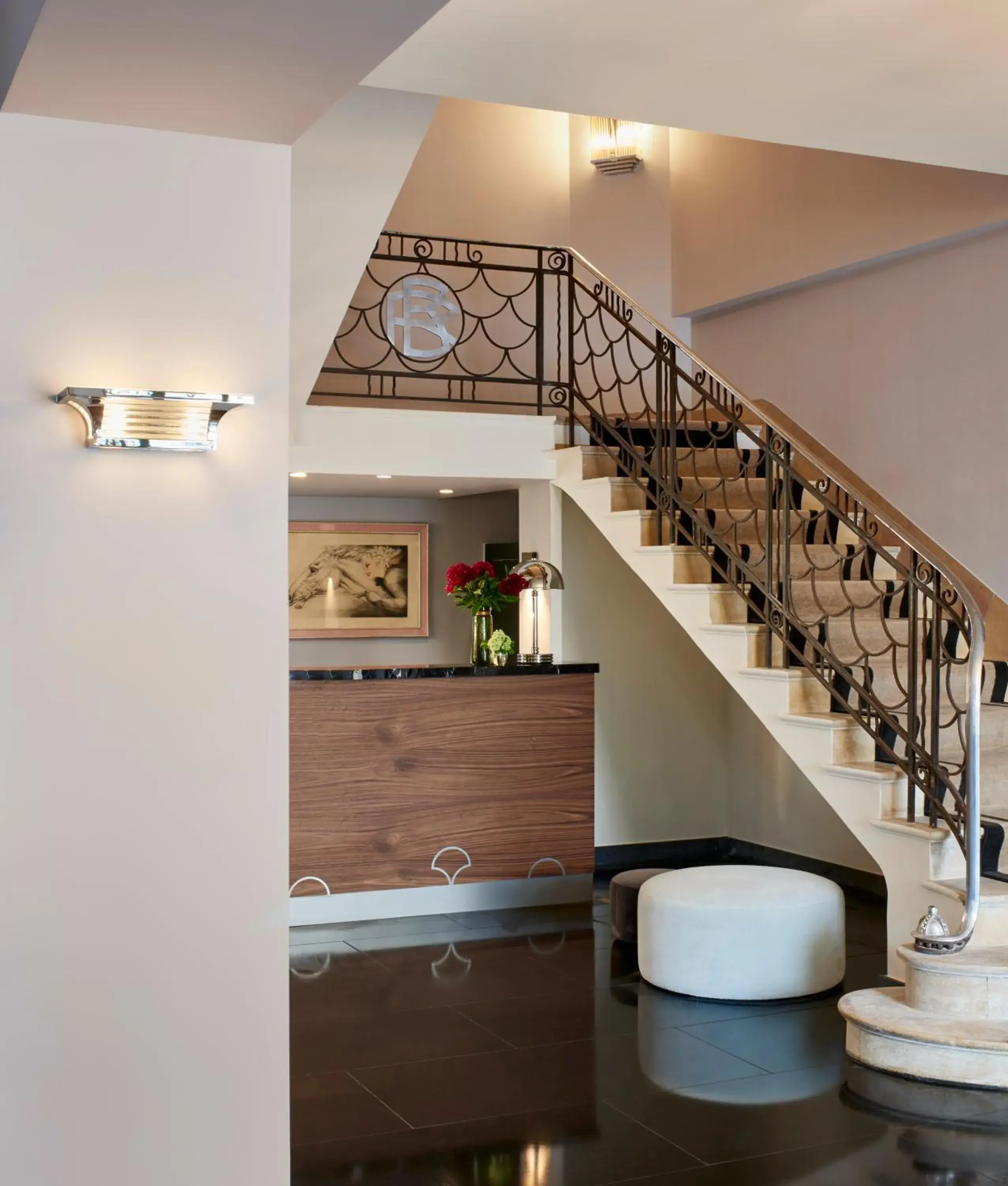 Lobby or reception, Bathroom in Hôtel Les Roches Blanches Cassis