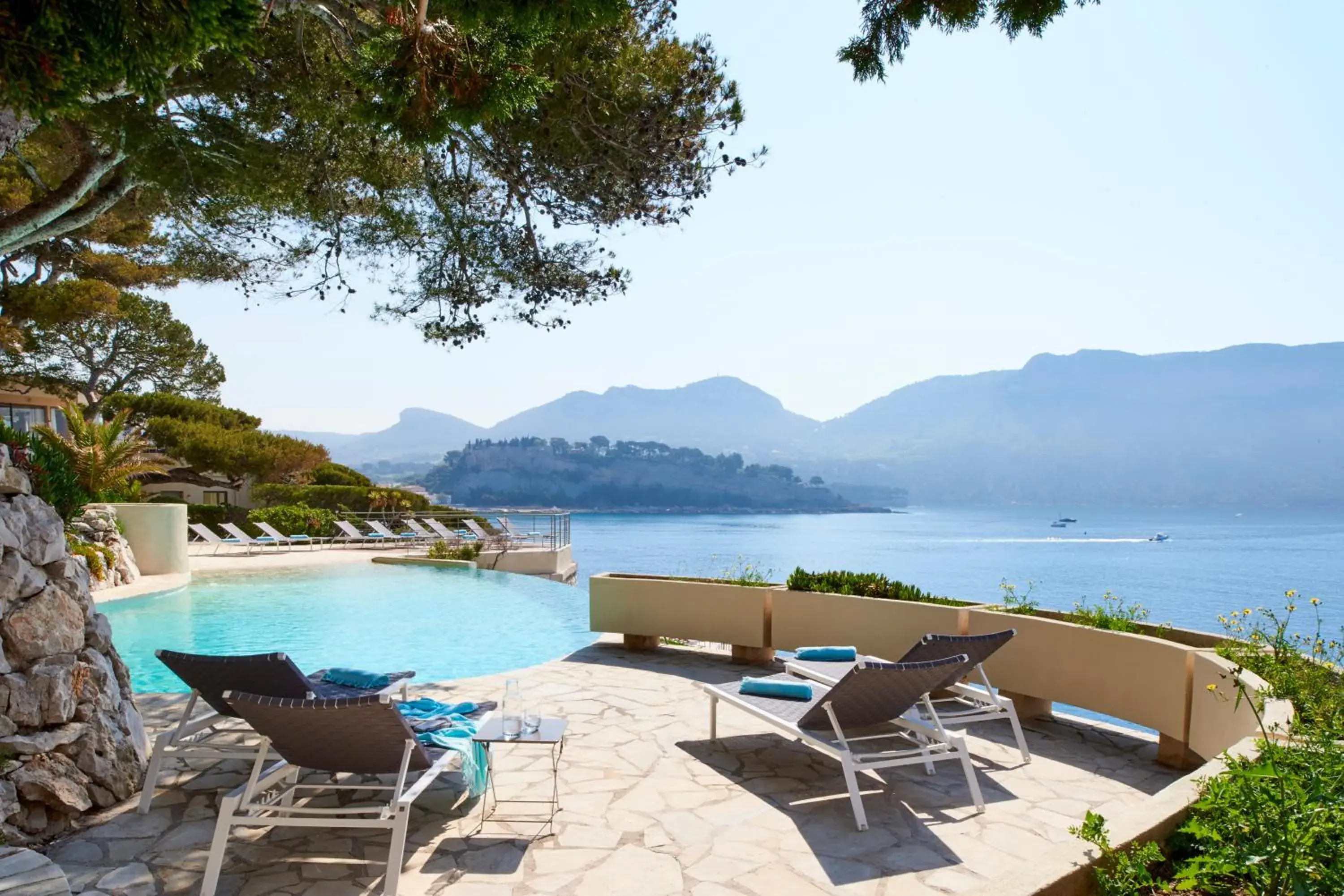 Patio in Hôtel Les Roches Blanches Cassis