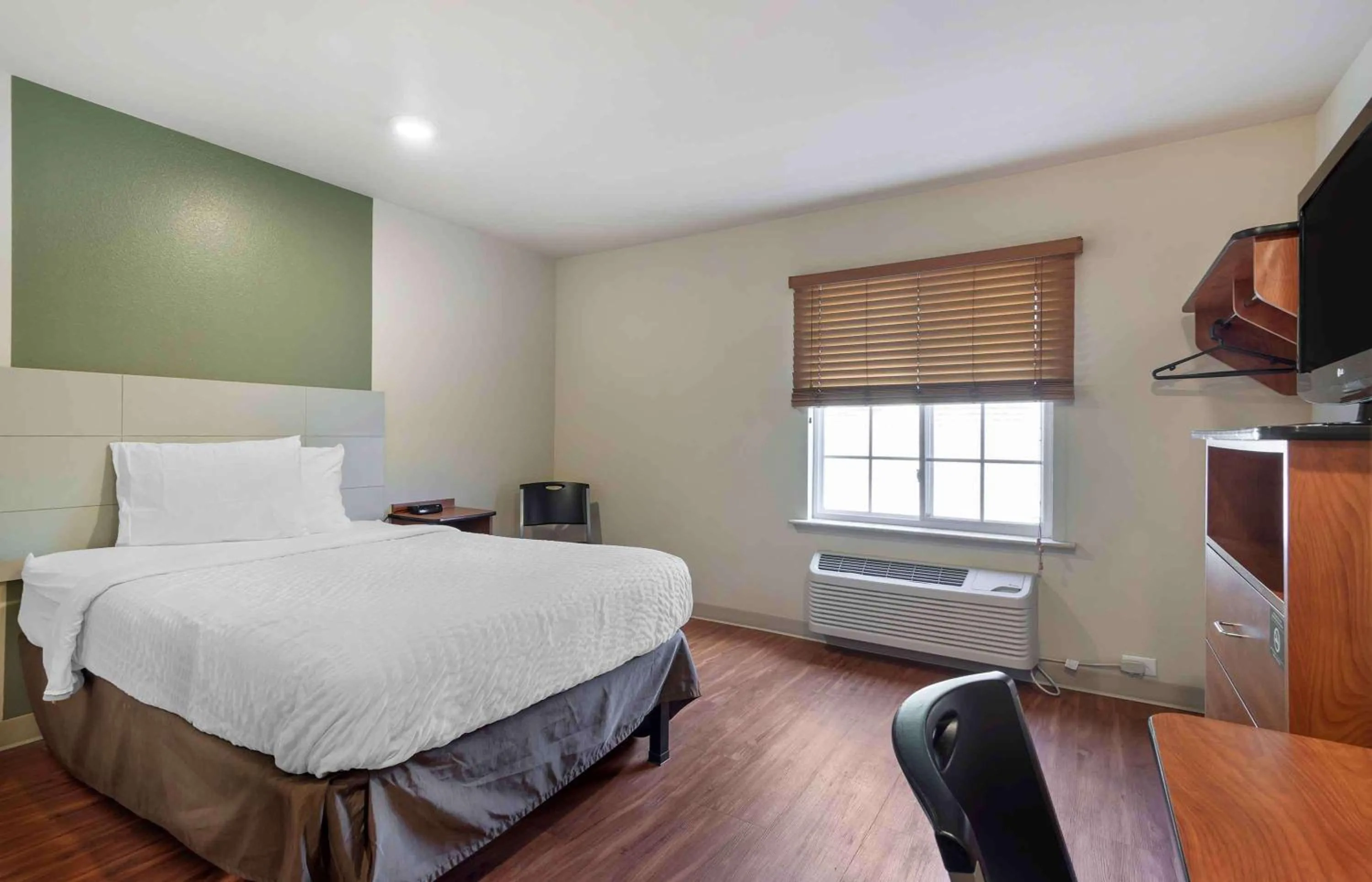 Bedroom, Bed in Extended Stay America Select Suites - Atlanta - Alpharetta