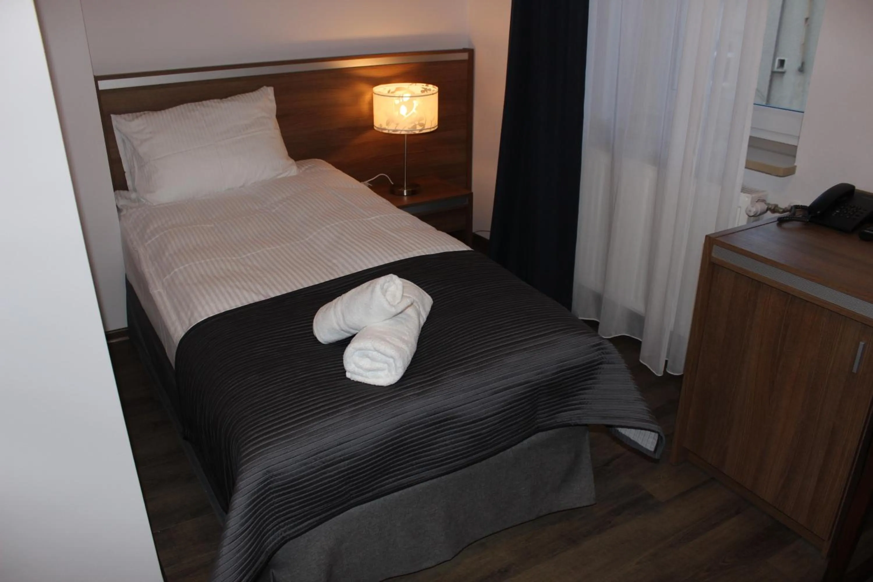 Bed in Glas-Hotel 3*