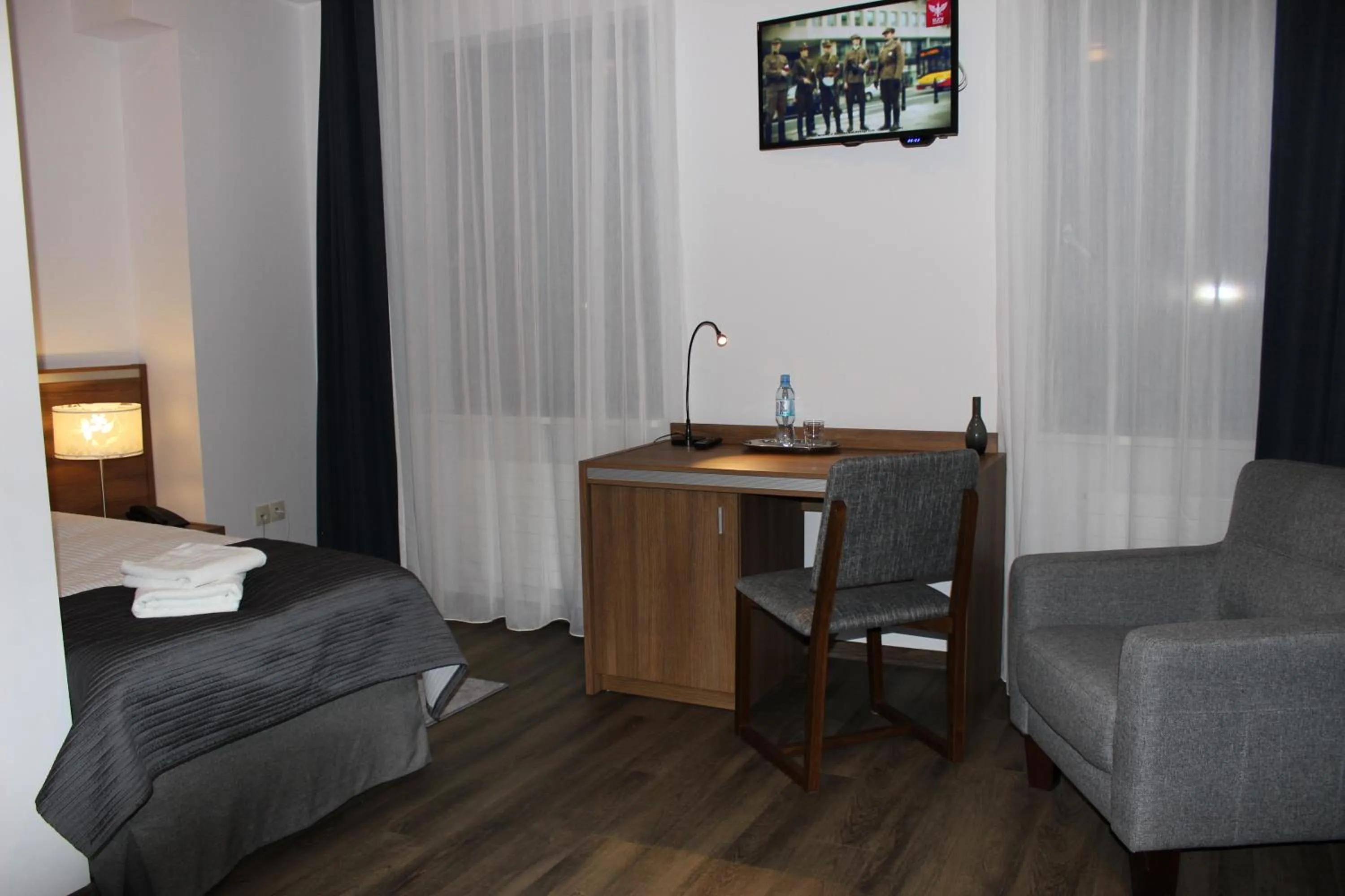 Bed in Glas-Hotel 3*