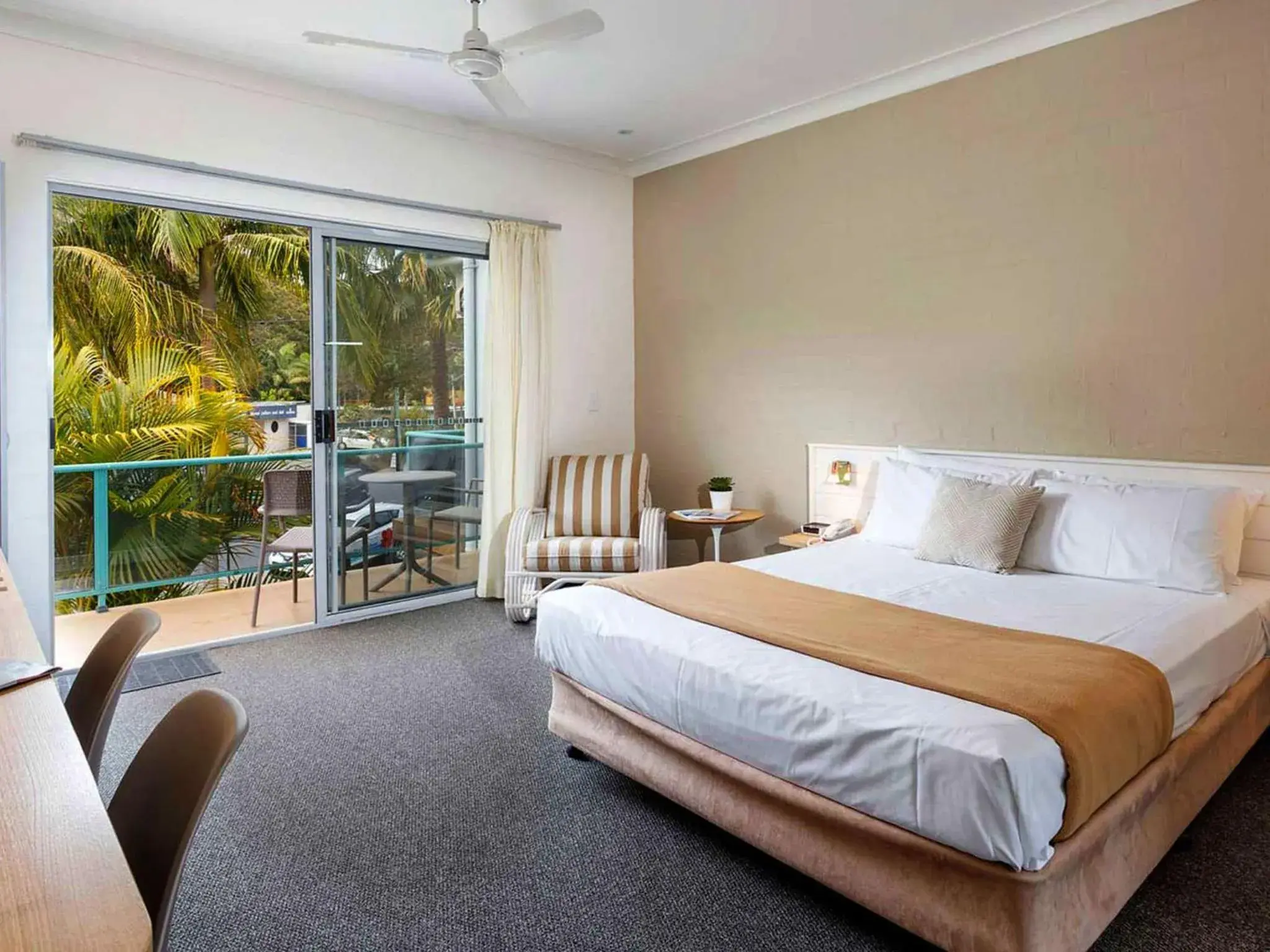 Deluxe Queen Room in Blueys Motel Deluxe Queen Room in Blueys Motel