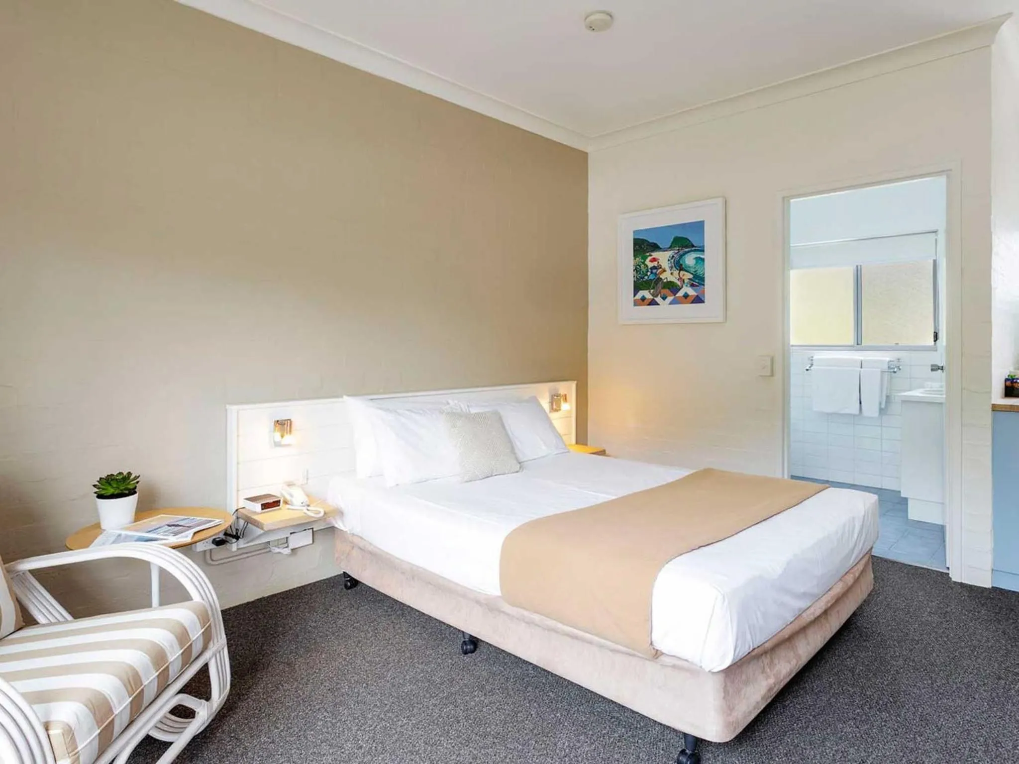 Photo of the whole room, Bed in Blueys Motel