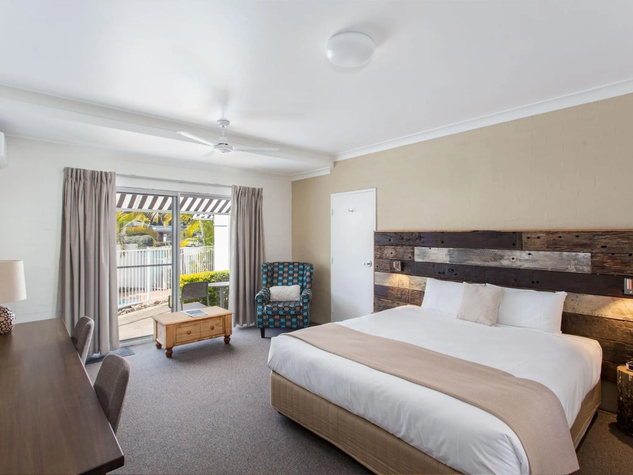 Photo of the whole room, Bed in Blueys Motel