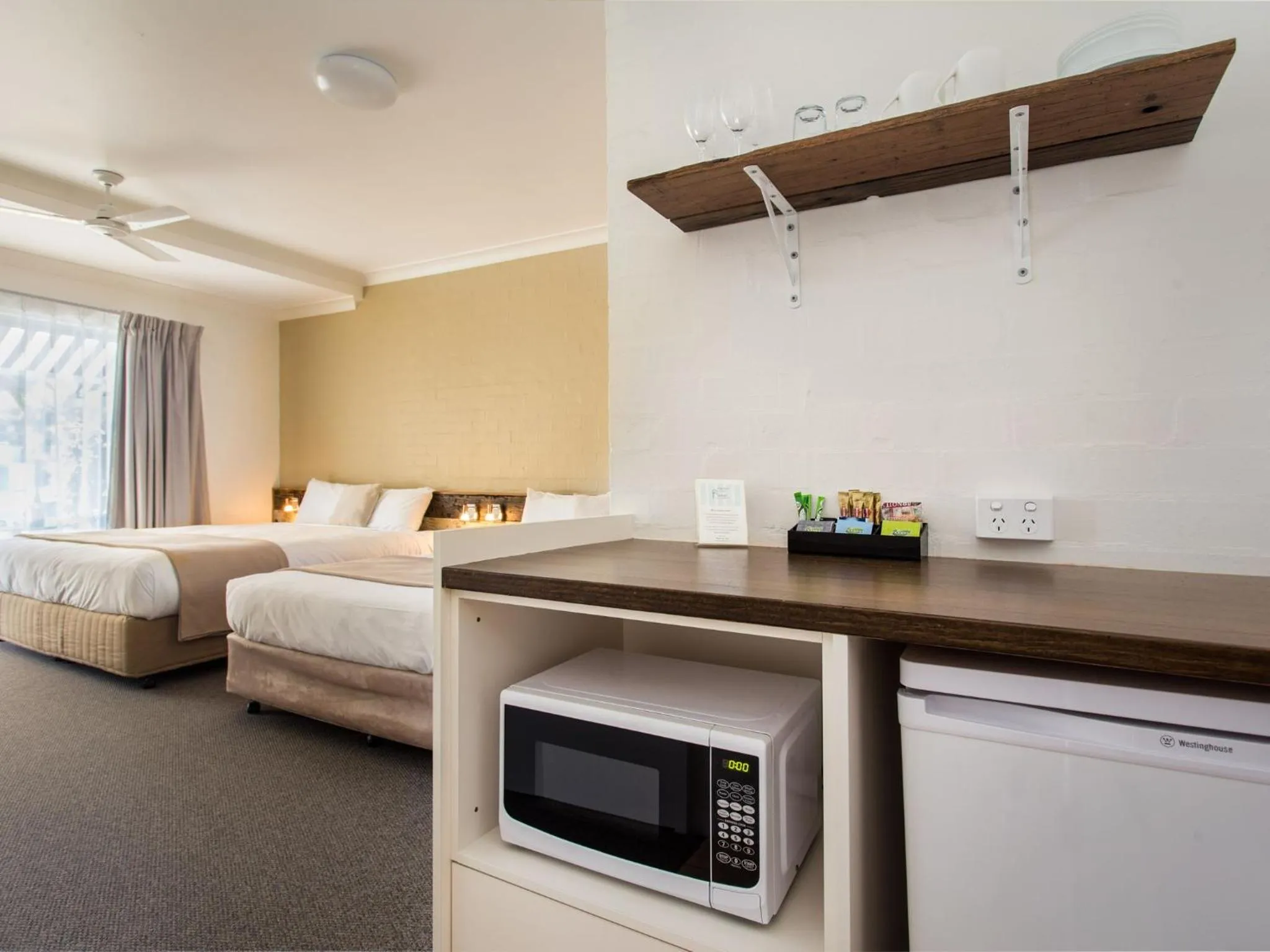 Kitchen or kitchenette, Bed in Blueys Motel