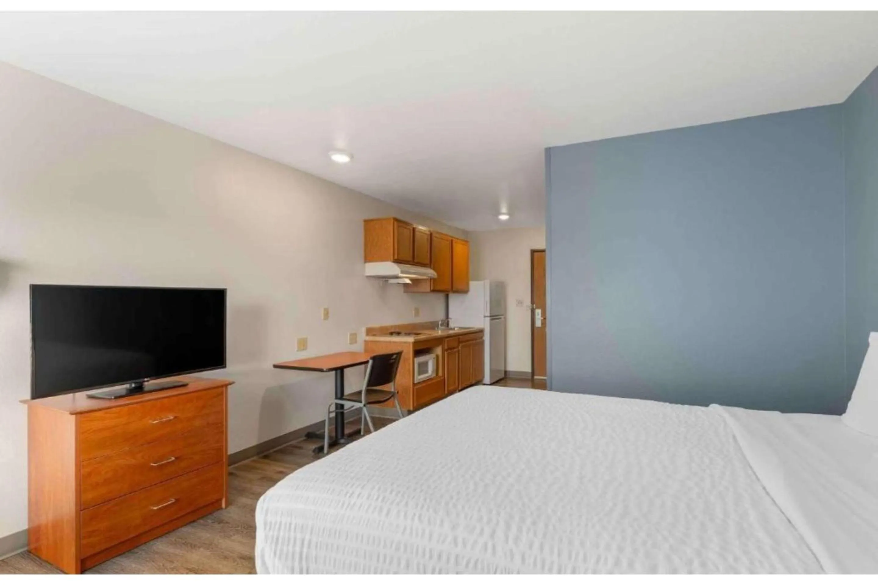 Bedroom, Bed in Studio 6 Extended Stay Birmingham Pelham AL