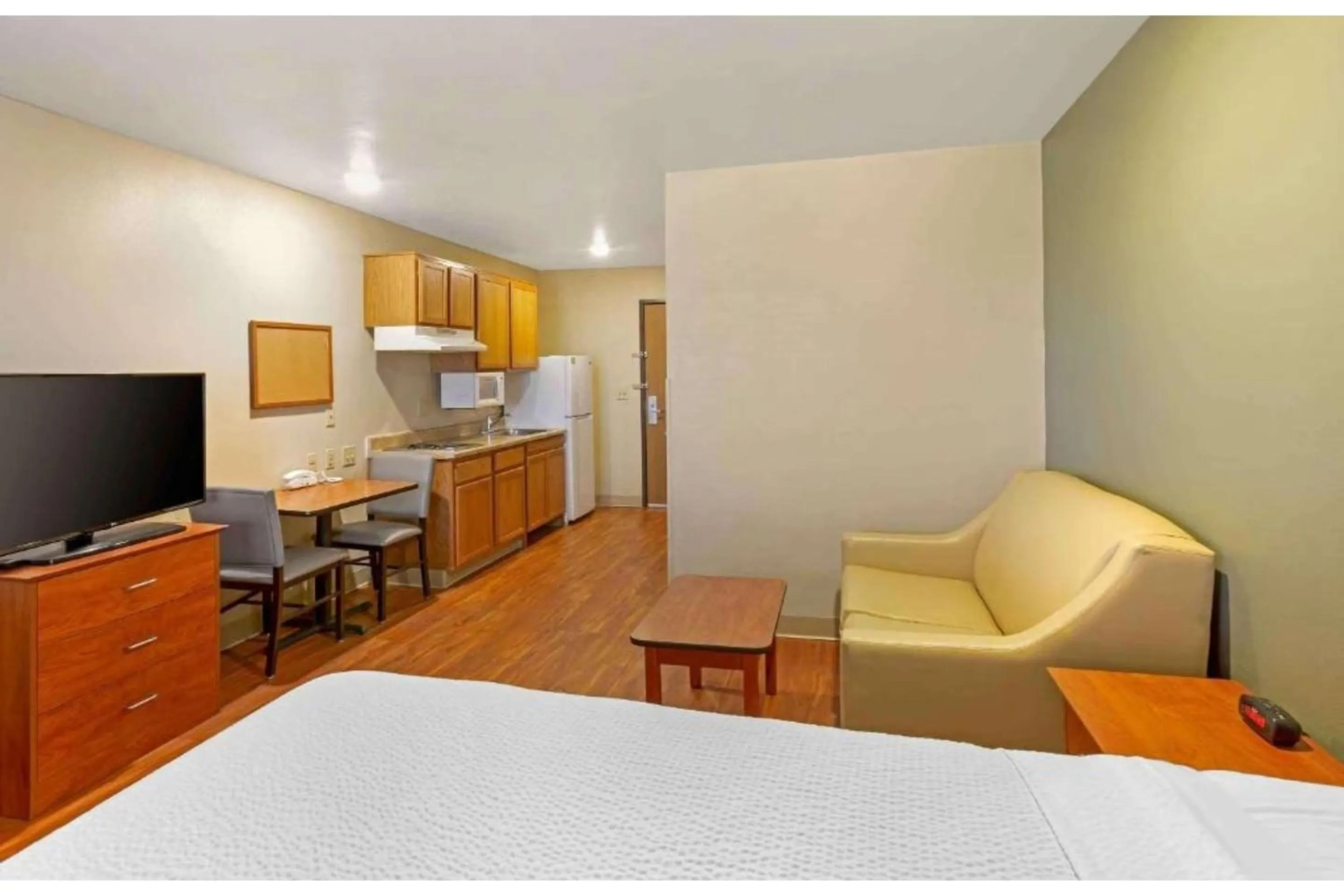 Bedroom, Bed in Studio 6 Extended Stay Birmingham Pelham AL