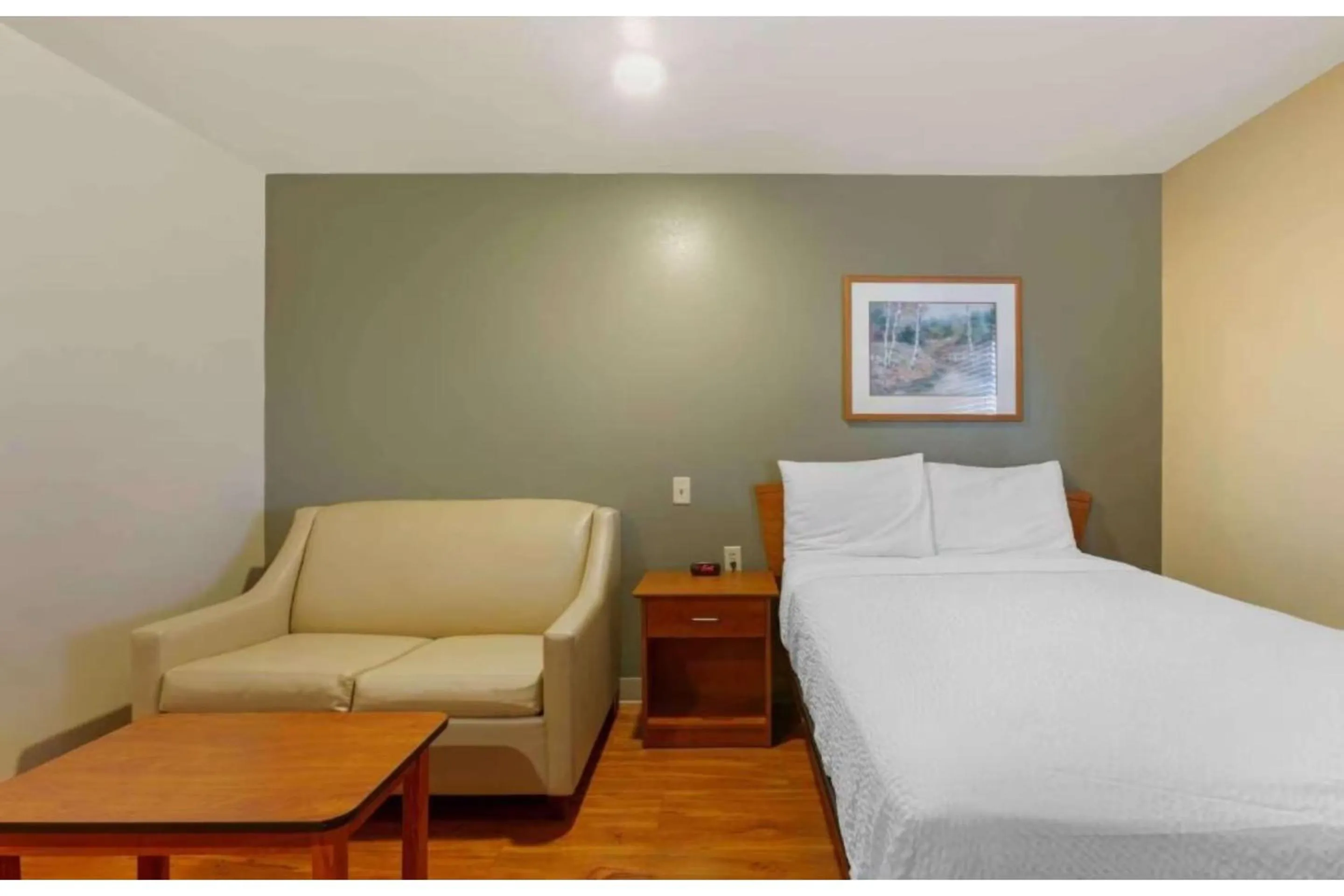 Bedroom, Bed in Studio 6 Extended Stay Birmingham Pelham AL