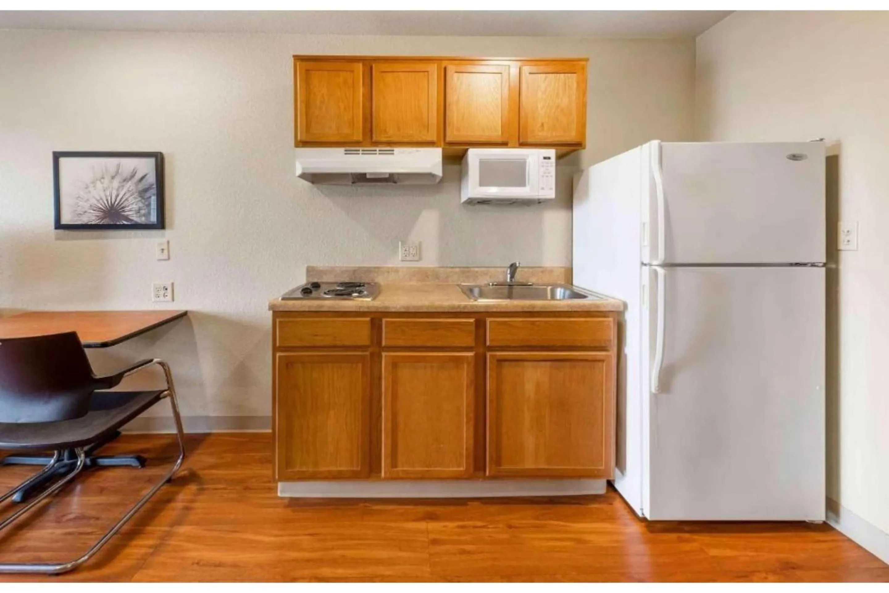 Kitchen or kitchenette in Studio 6 Extended Stay Birmingham Pelham AL