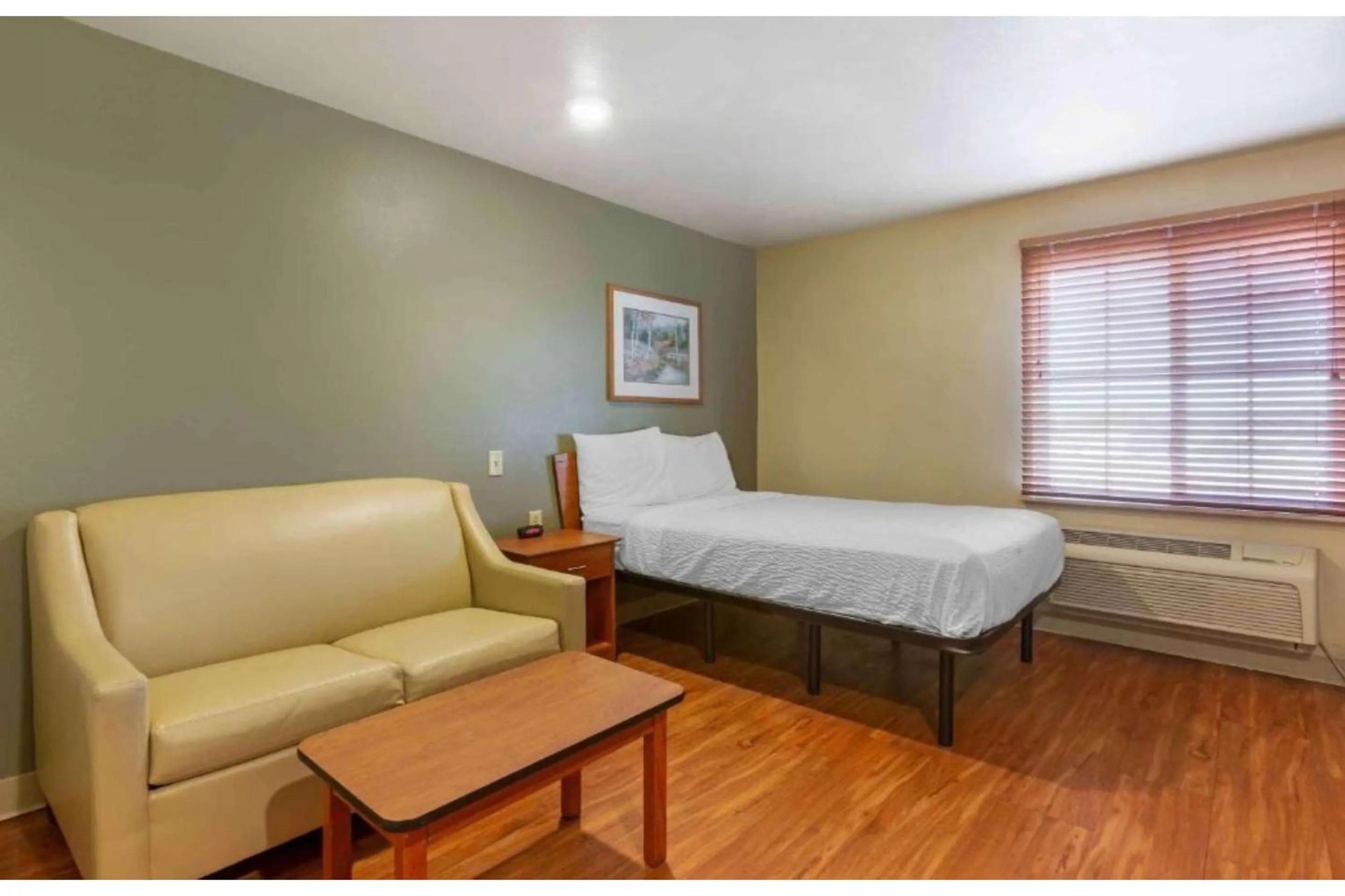 Bedroom in Studio 6 Extended Stay Birmingham Pelham AL