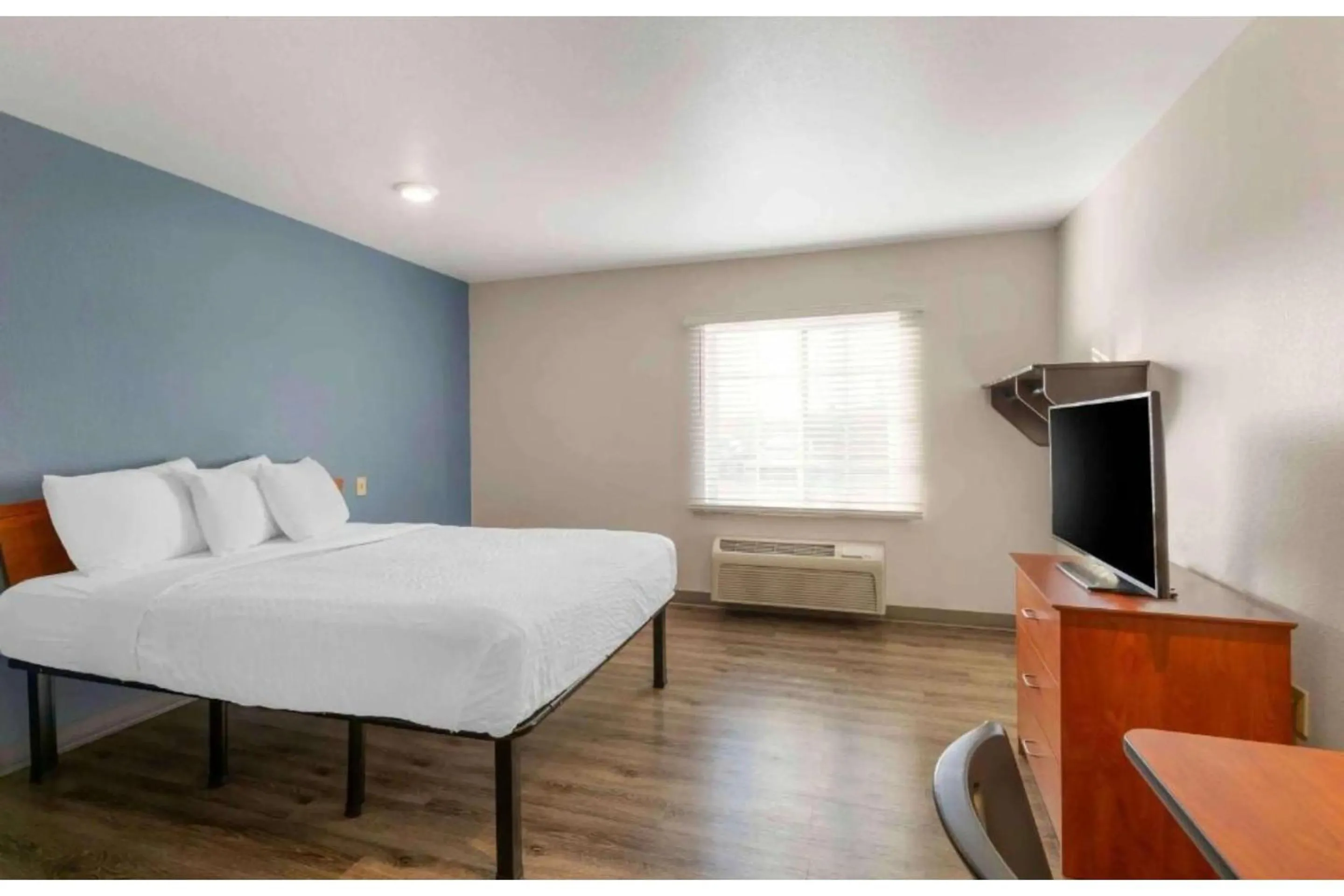 Bedroom, Bed in Studio 6 Extended Stay Birmingham Pelham AL