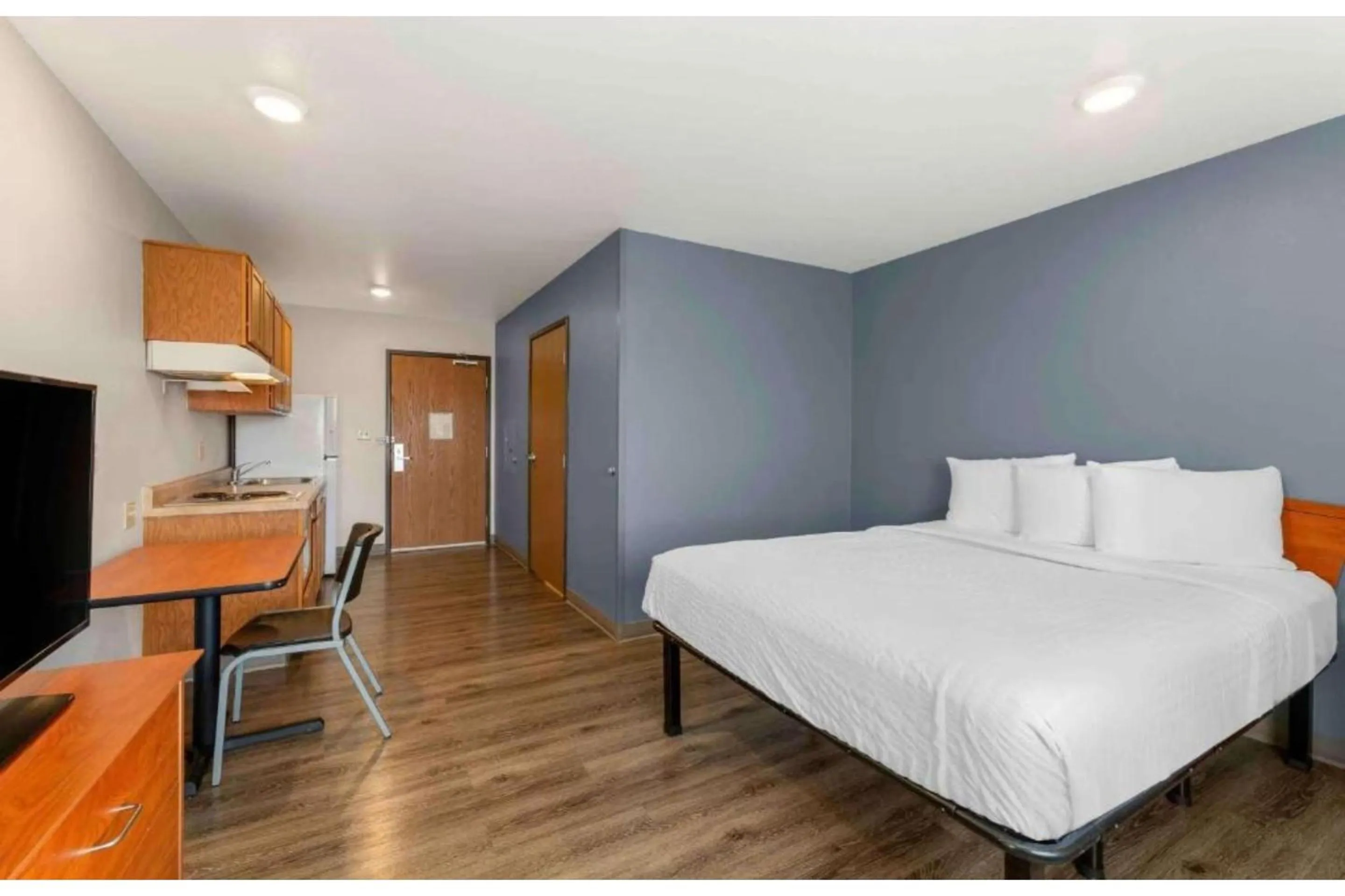 Bedroom, Bed in Studio 6 Extended Stay Birmingham Pelham AL