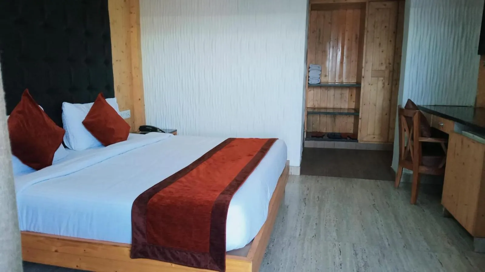 Bedroom, Bed in Blue Pine Resort