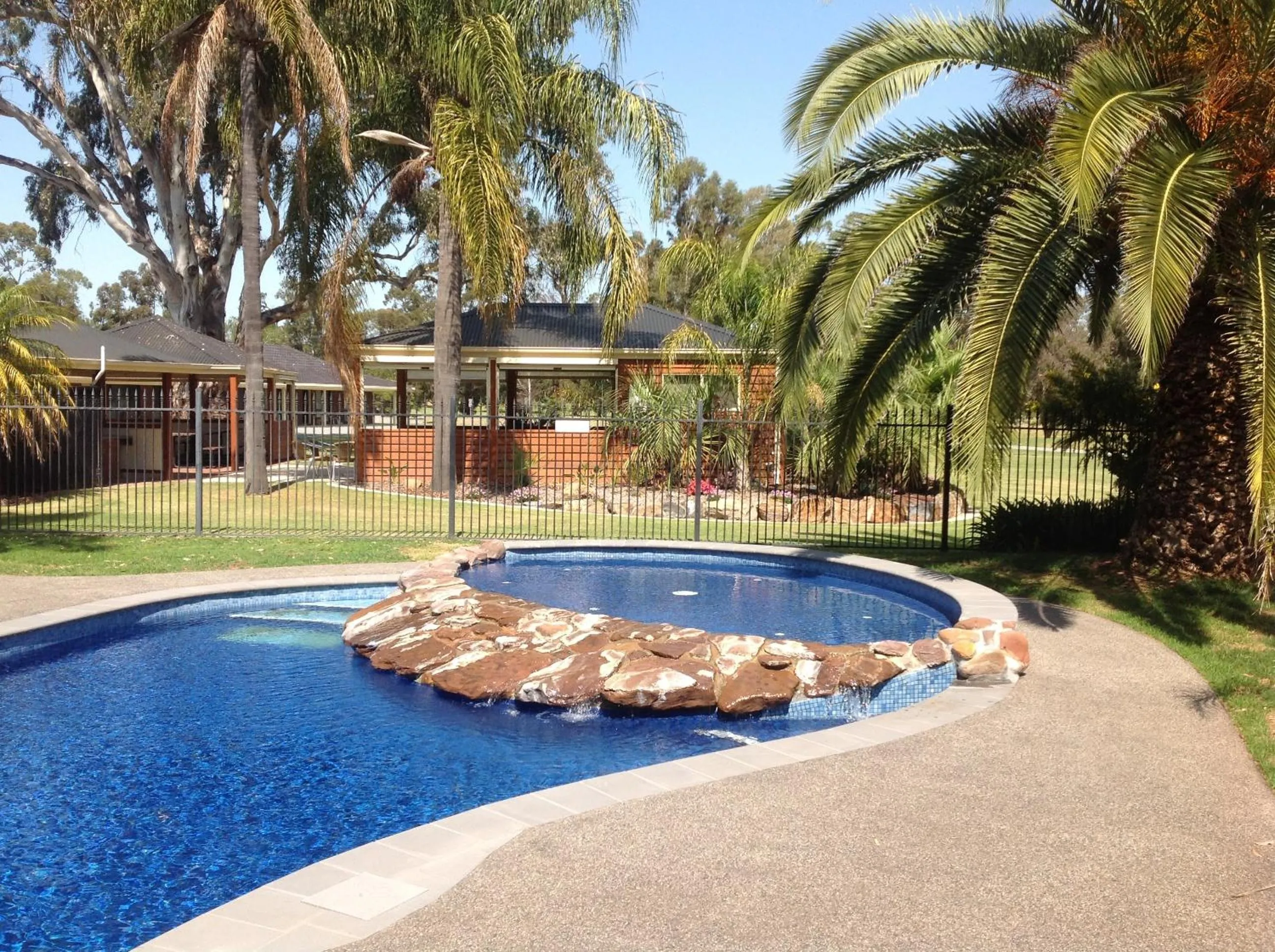 Swimming pool in Sportsmans Motor Inn