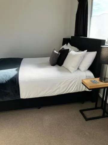 Bed in Kapiti Gateway Motel