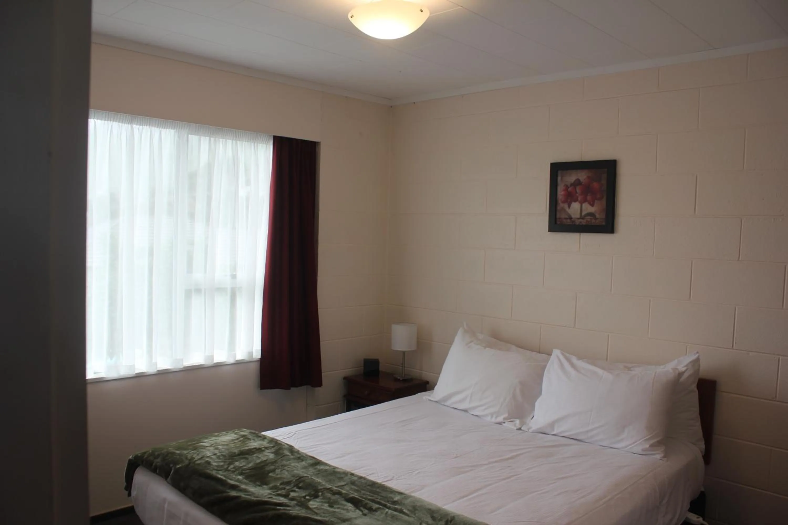 Bed in Kapiti Gateway Motel