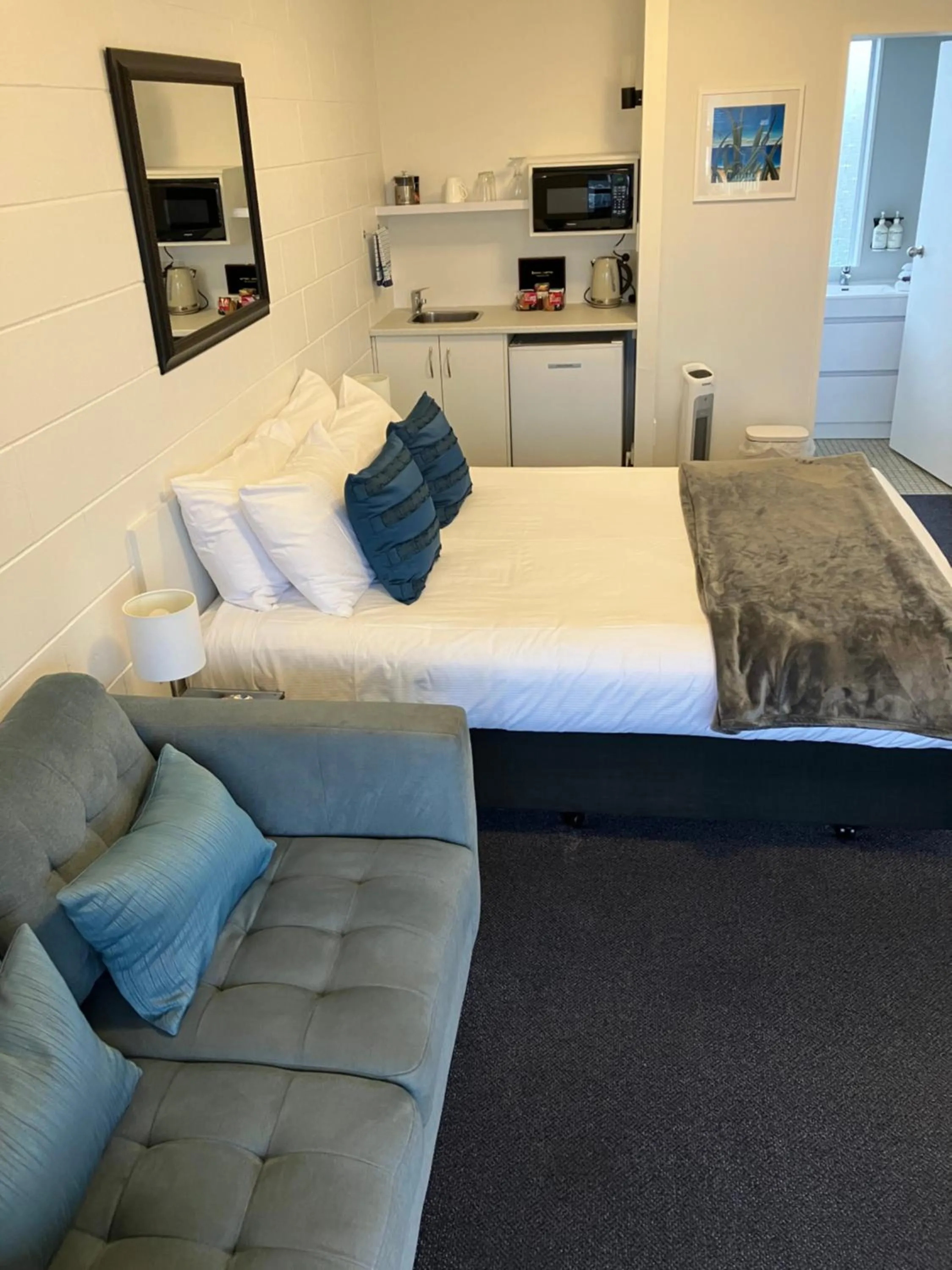 Bed in Kapiti Gateway Motel