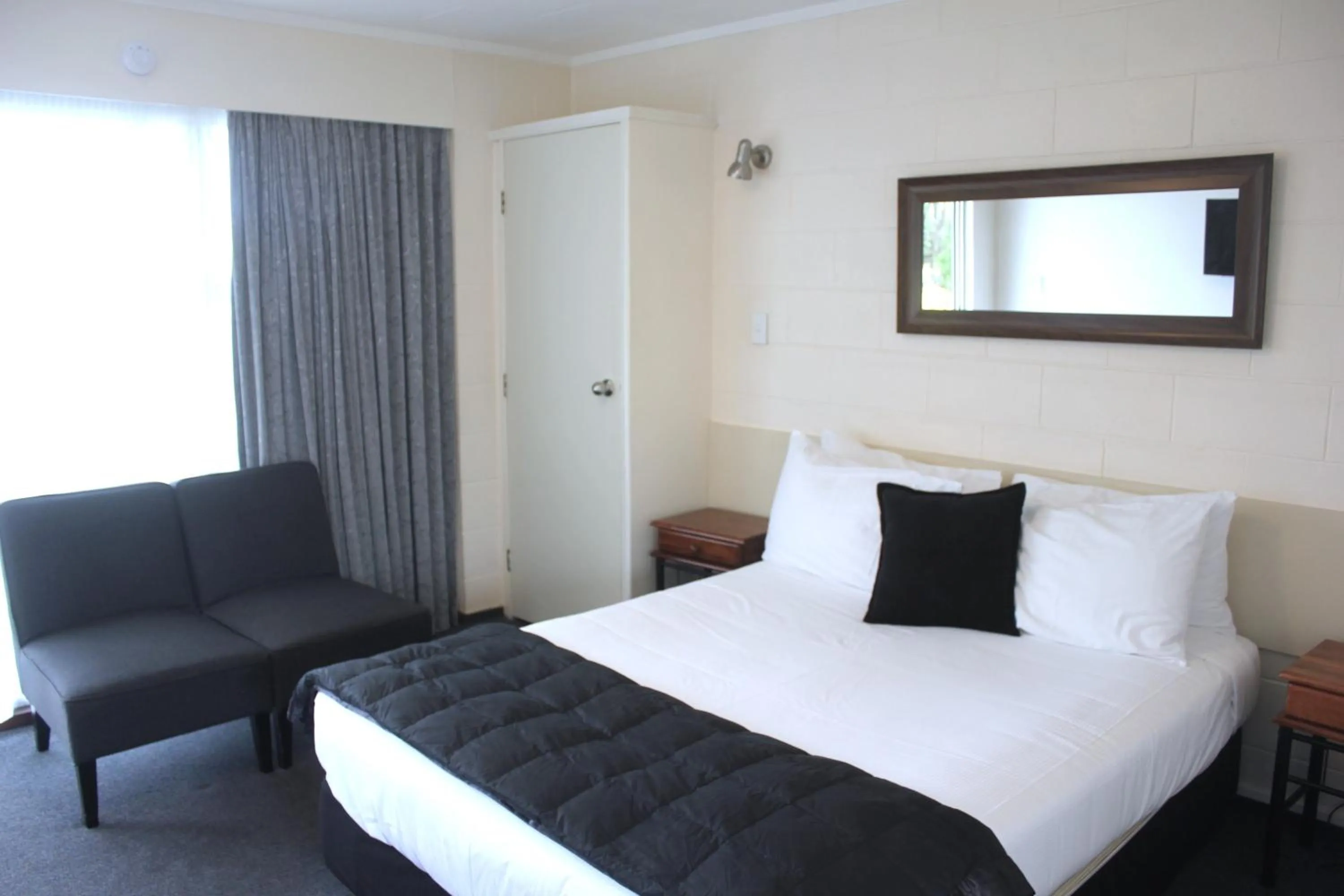 Bed in Kapiti Gateway Motel