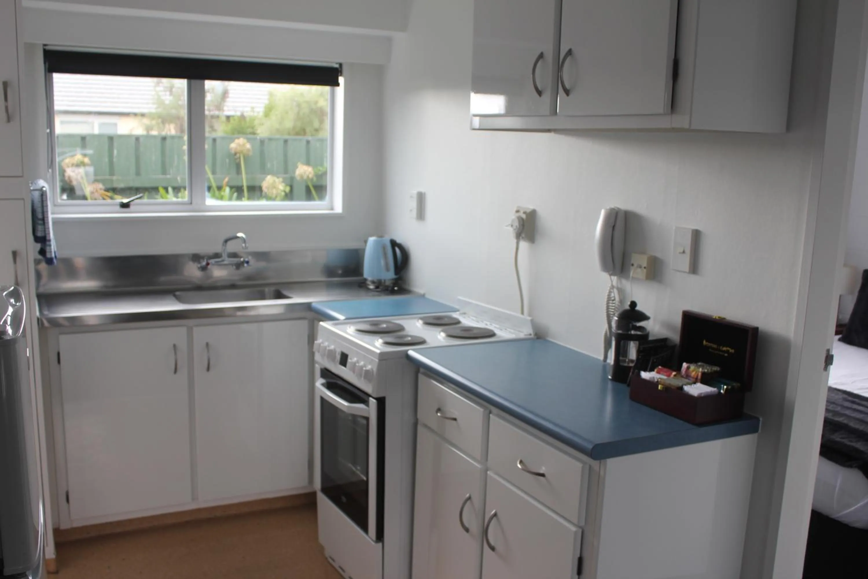 Kitchen or kitchenette in Kapiti Gateway Motel