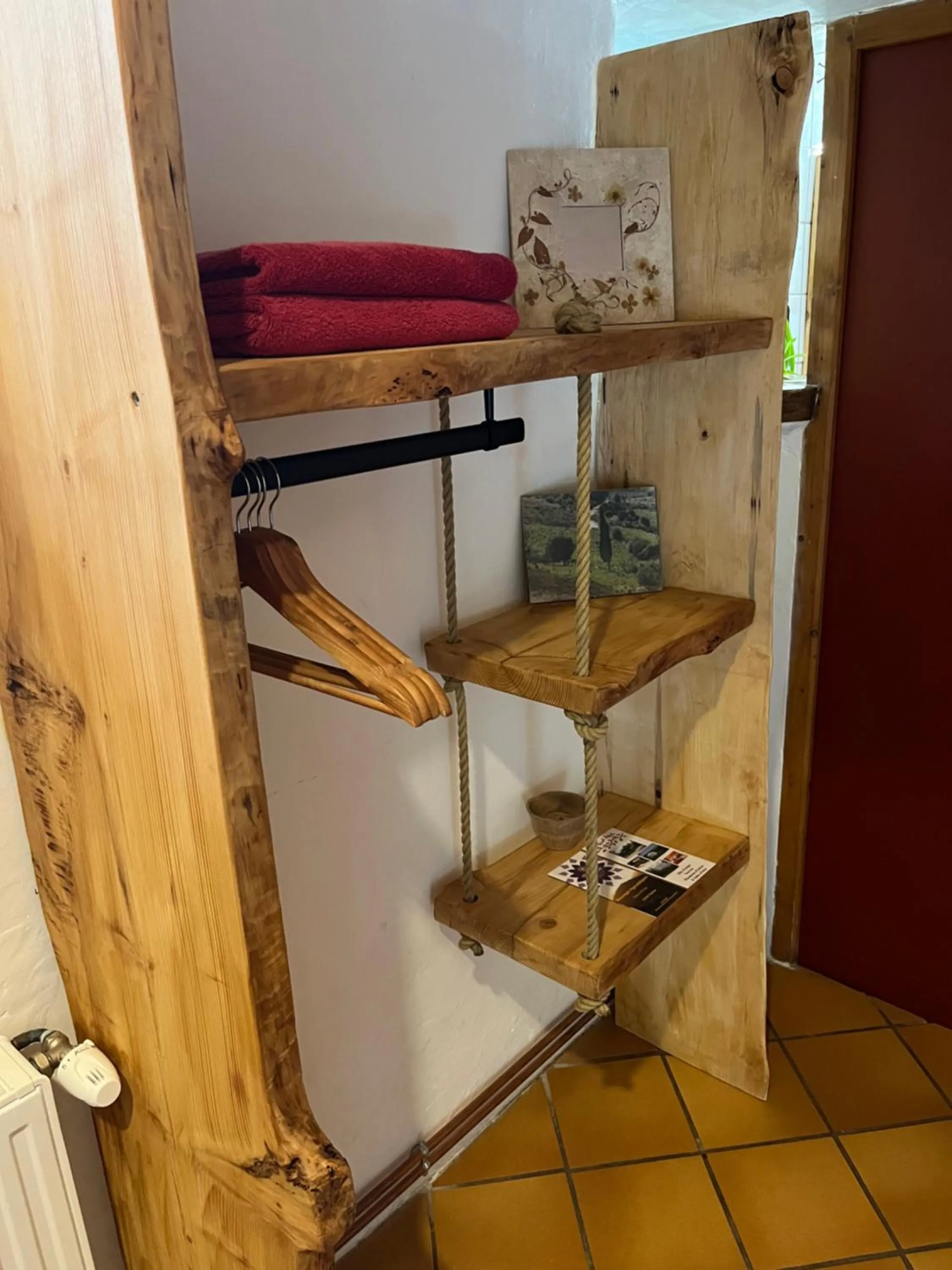 wardrobe in Chambres d'hôtes Gîte Saint Roch