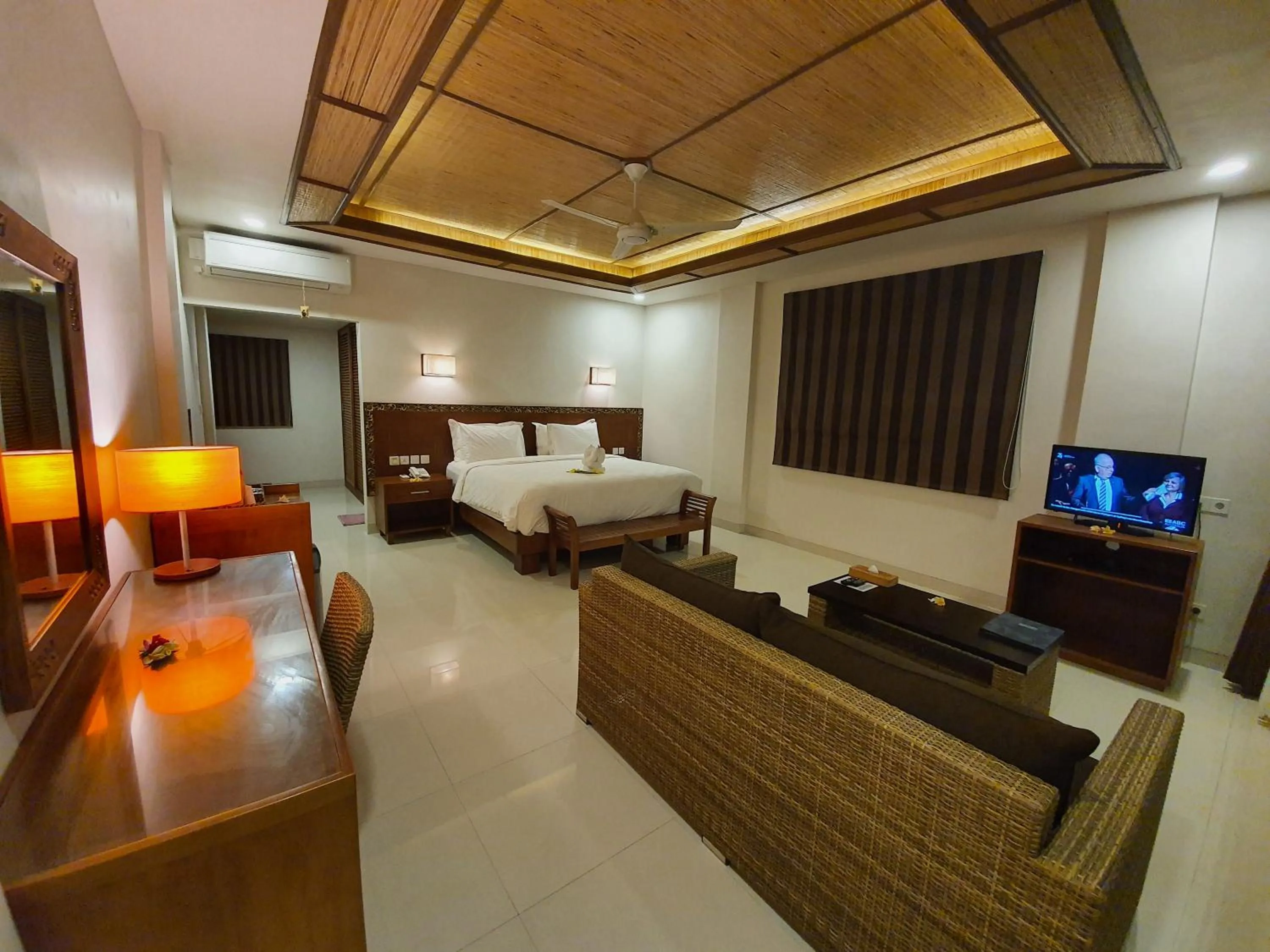 Living room, Bed in Hotel Genggong