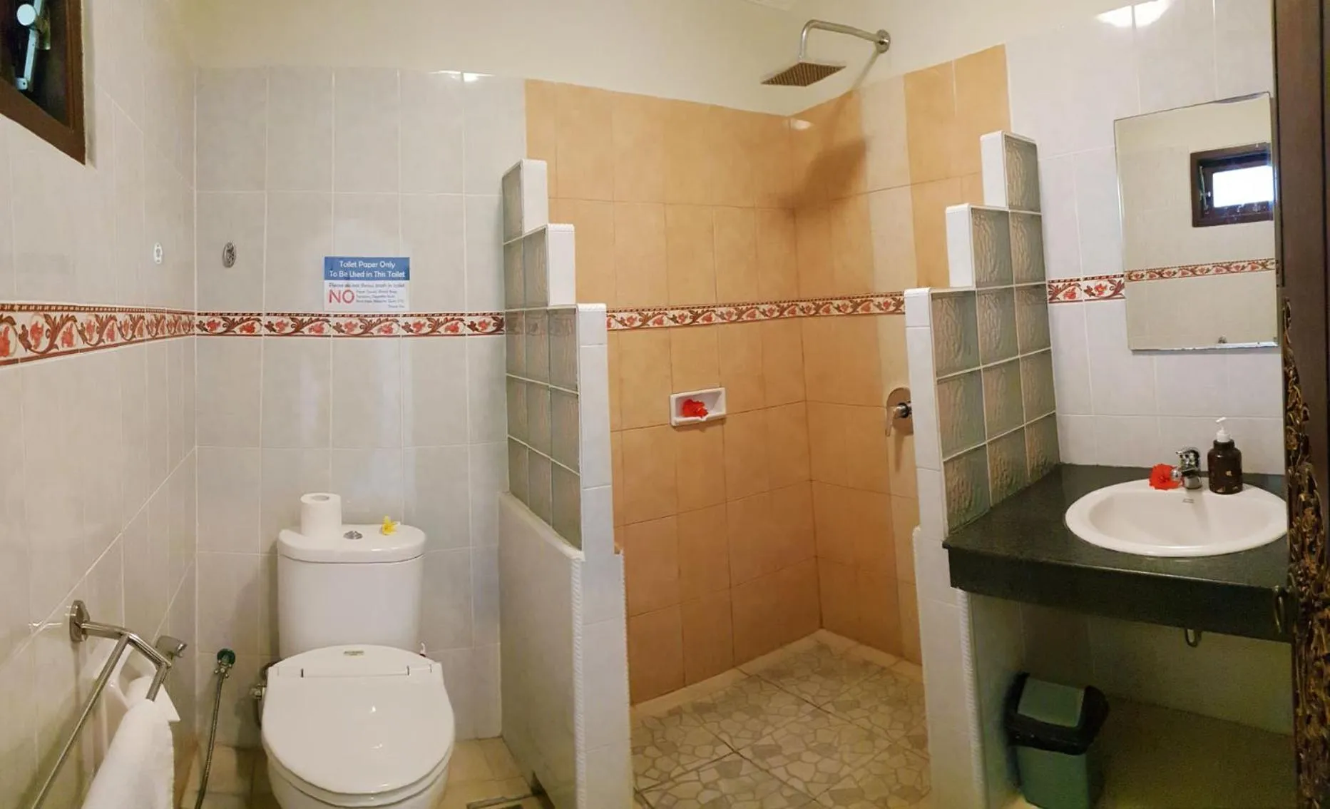 Shower in Hotel Genggong