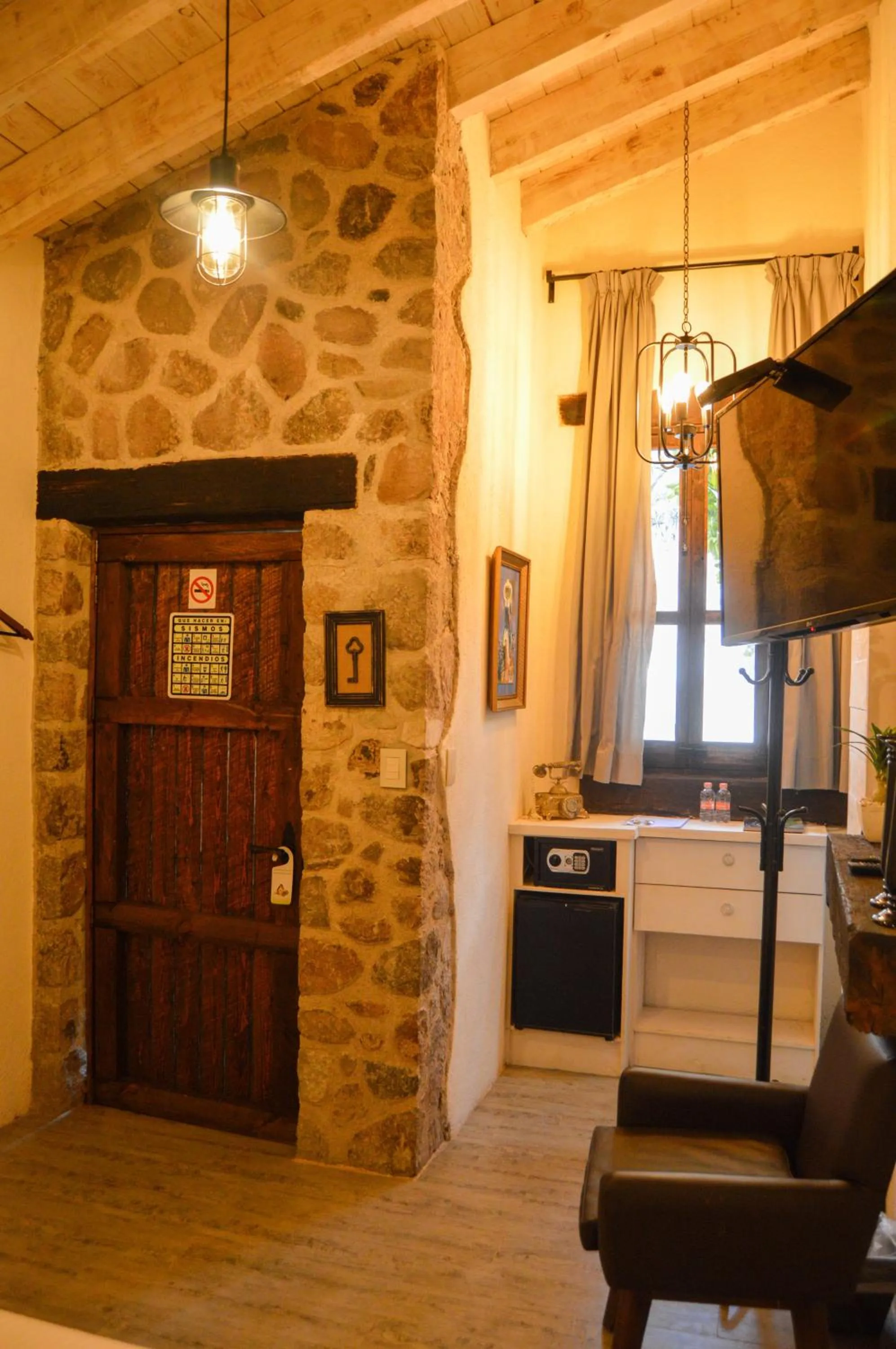 Photo of the whole room in Hotel de Piedra