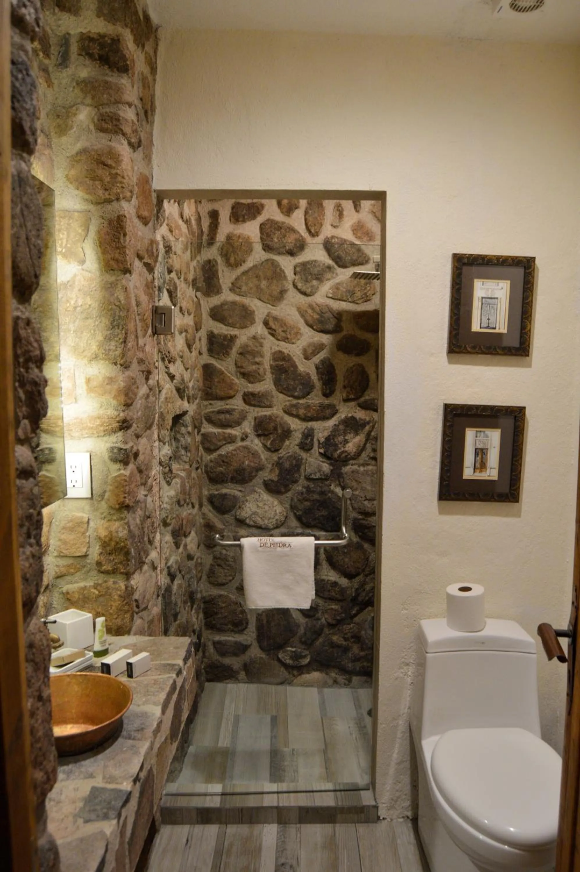 Shower in Hotel de Piedra