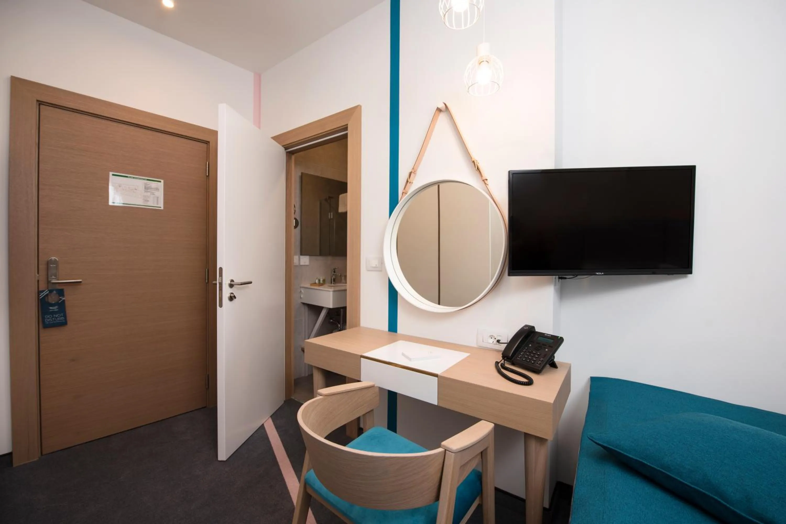 TV and multimedia in City Nest Modern & Cozy Suites