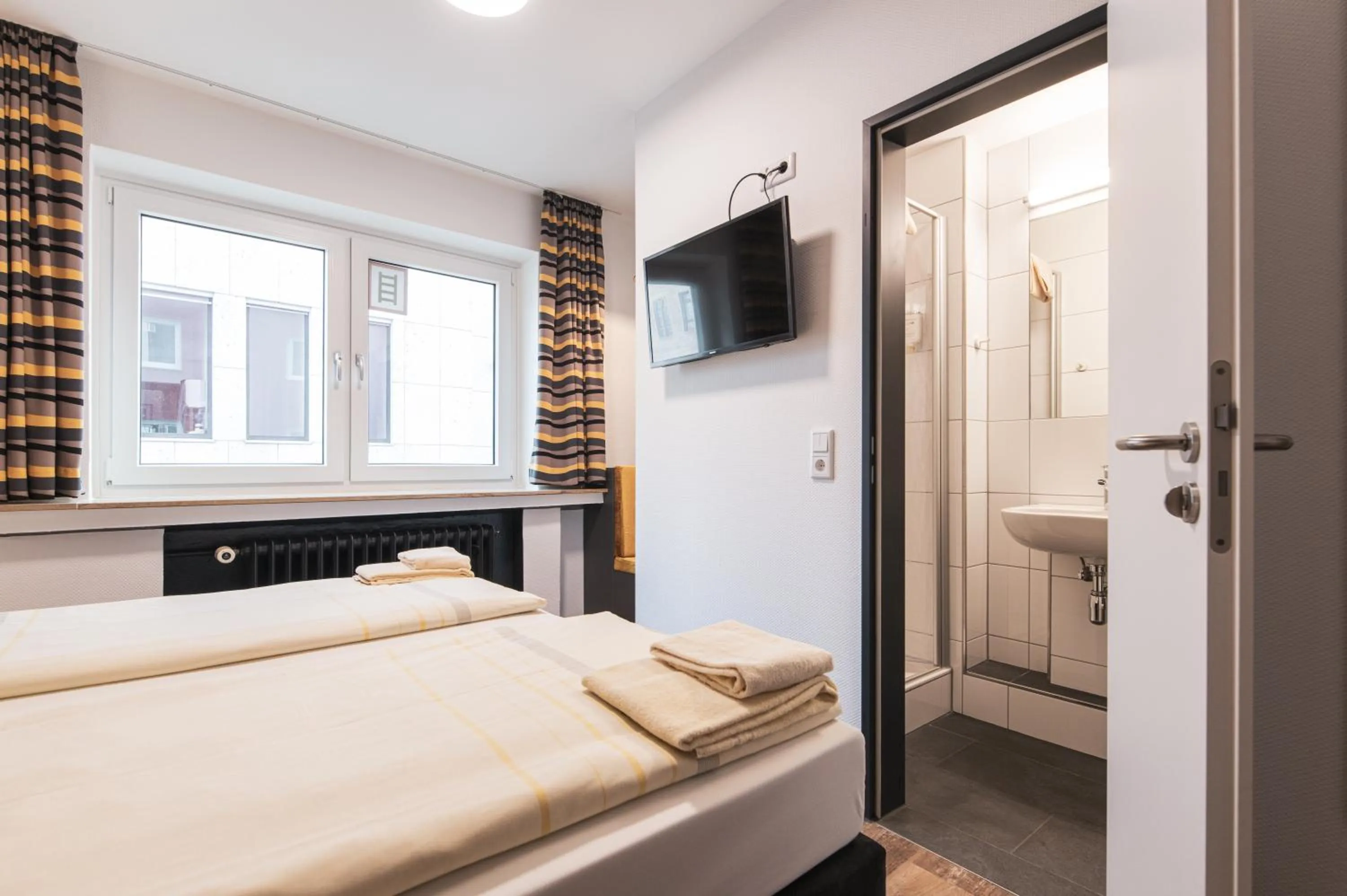 Bed in DJH Jugendgästehaus Adolph Kolping