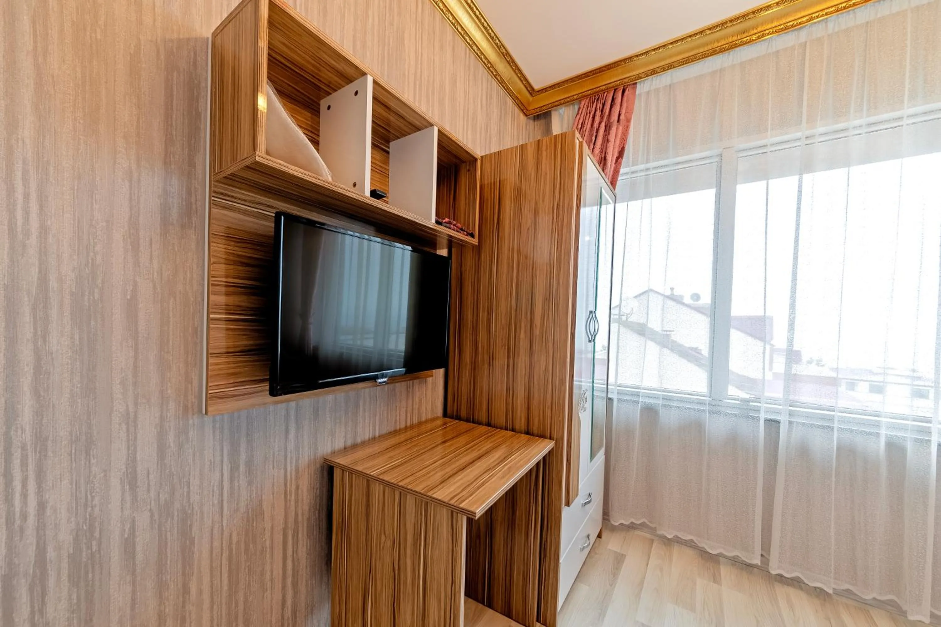 Communal lounge/ TV room in Royal Babil Suites Hotel