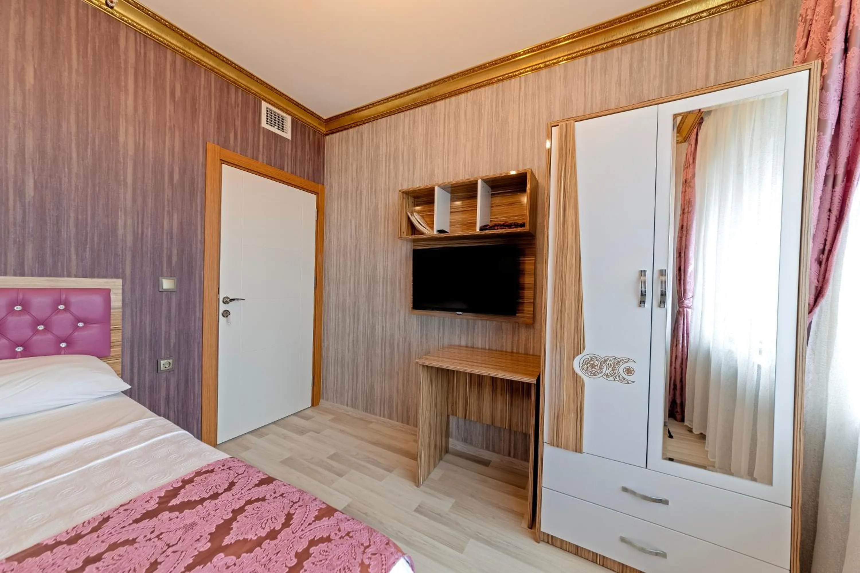 Bed in Royal Babil Suites Hotel