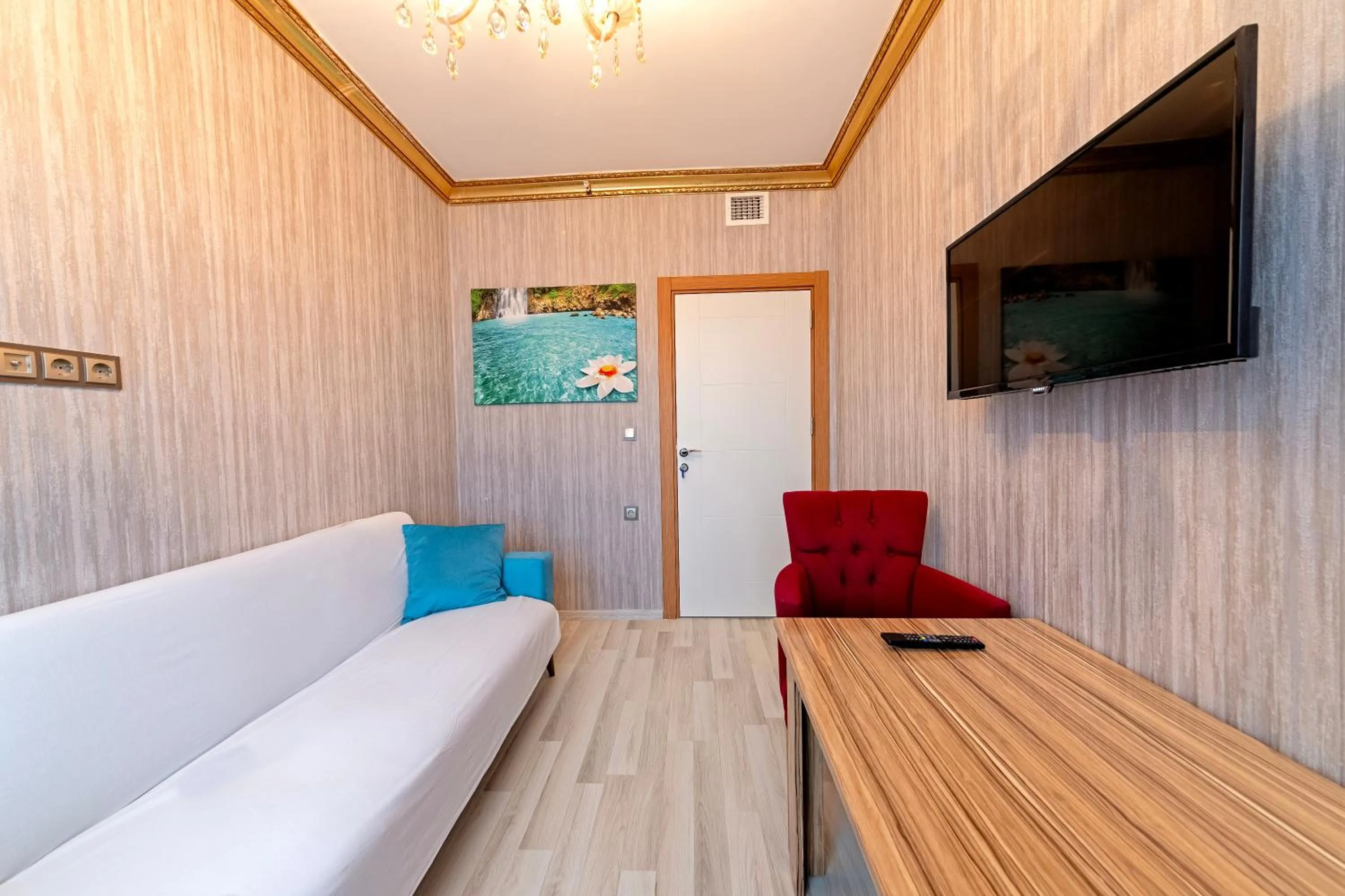 Communal lounge/ TV room in Royal Babil Suites Hotel