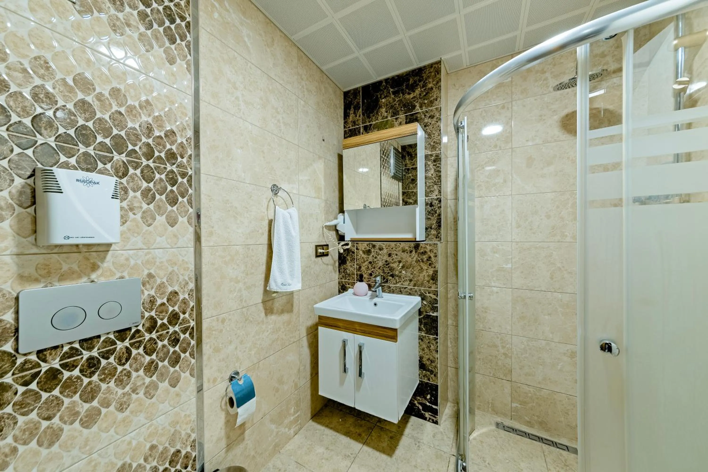 Shower in Royal Babil Suites Hotel