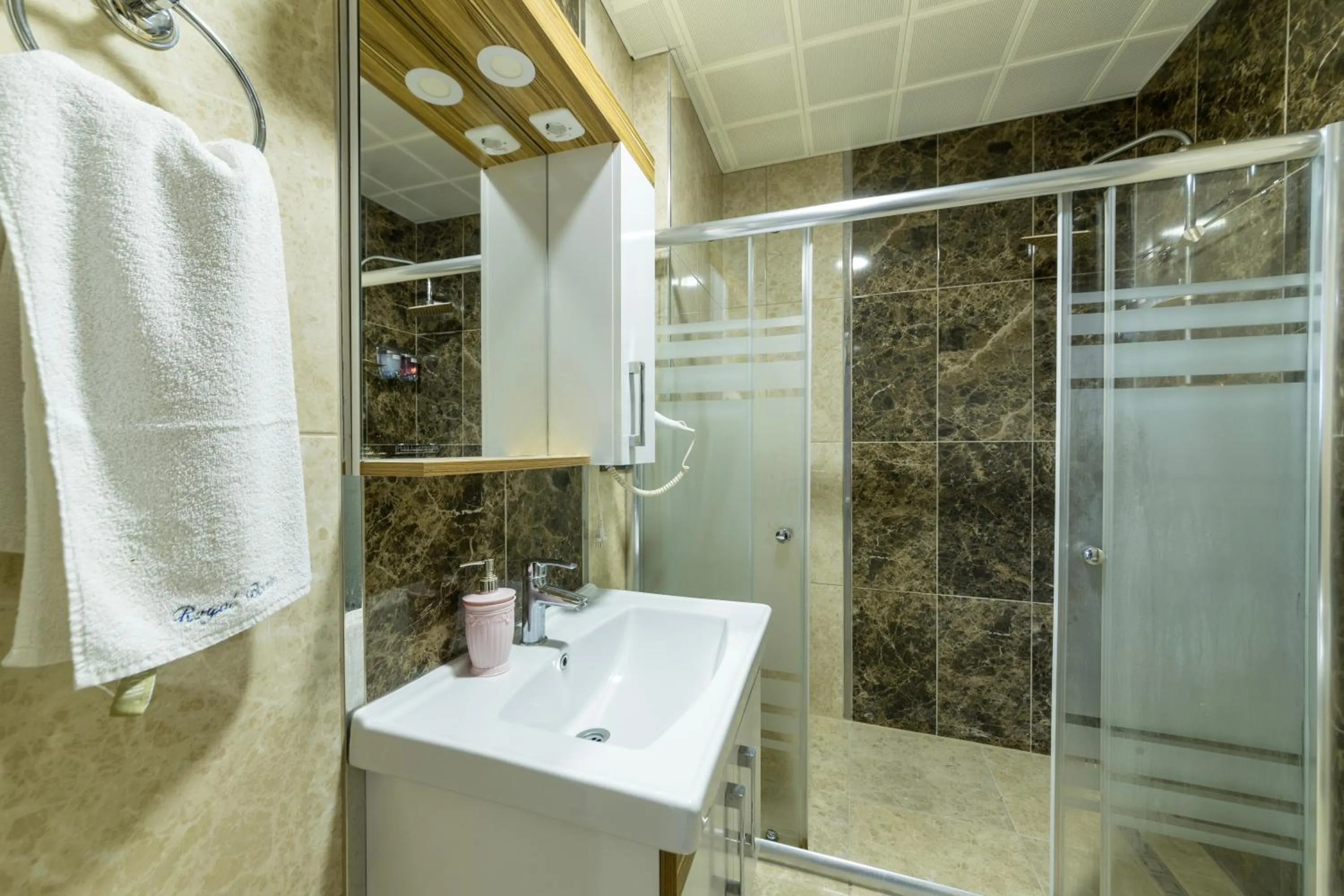 Shower in Royal Babil Suites Hotel