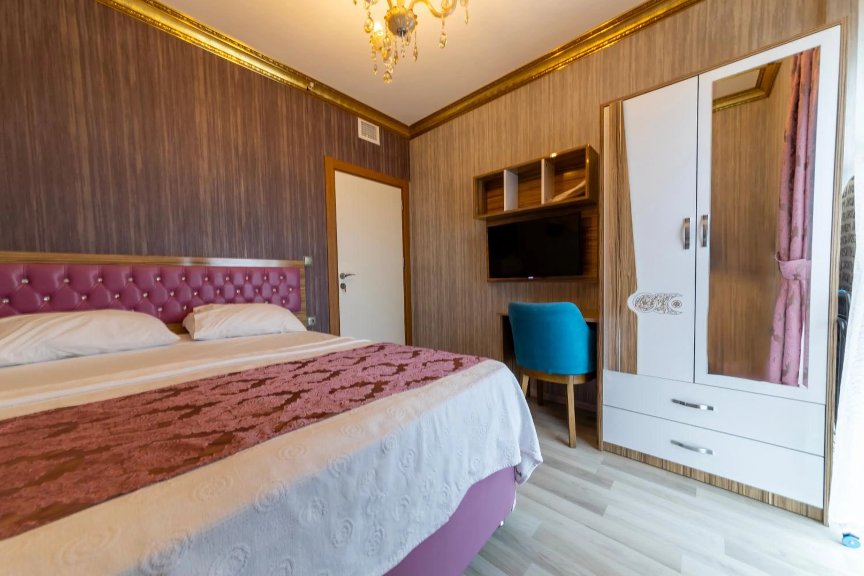 Bed in Royal Babil Suites Hotel