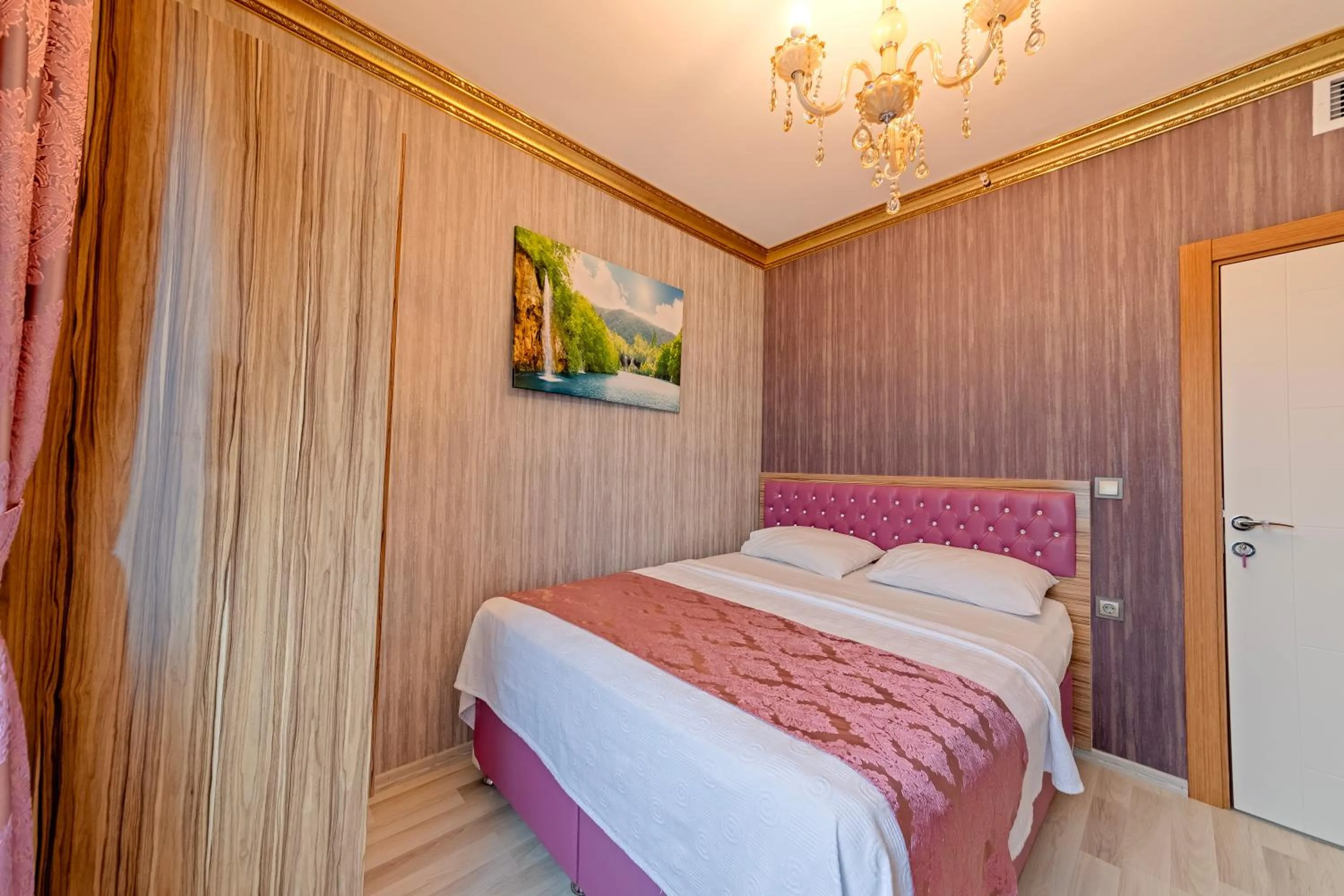 Bed in Royal Babil Suites Hotel