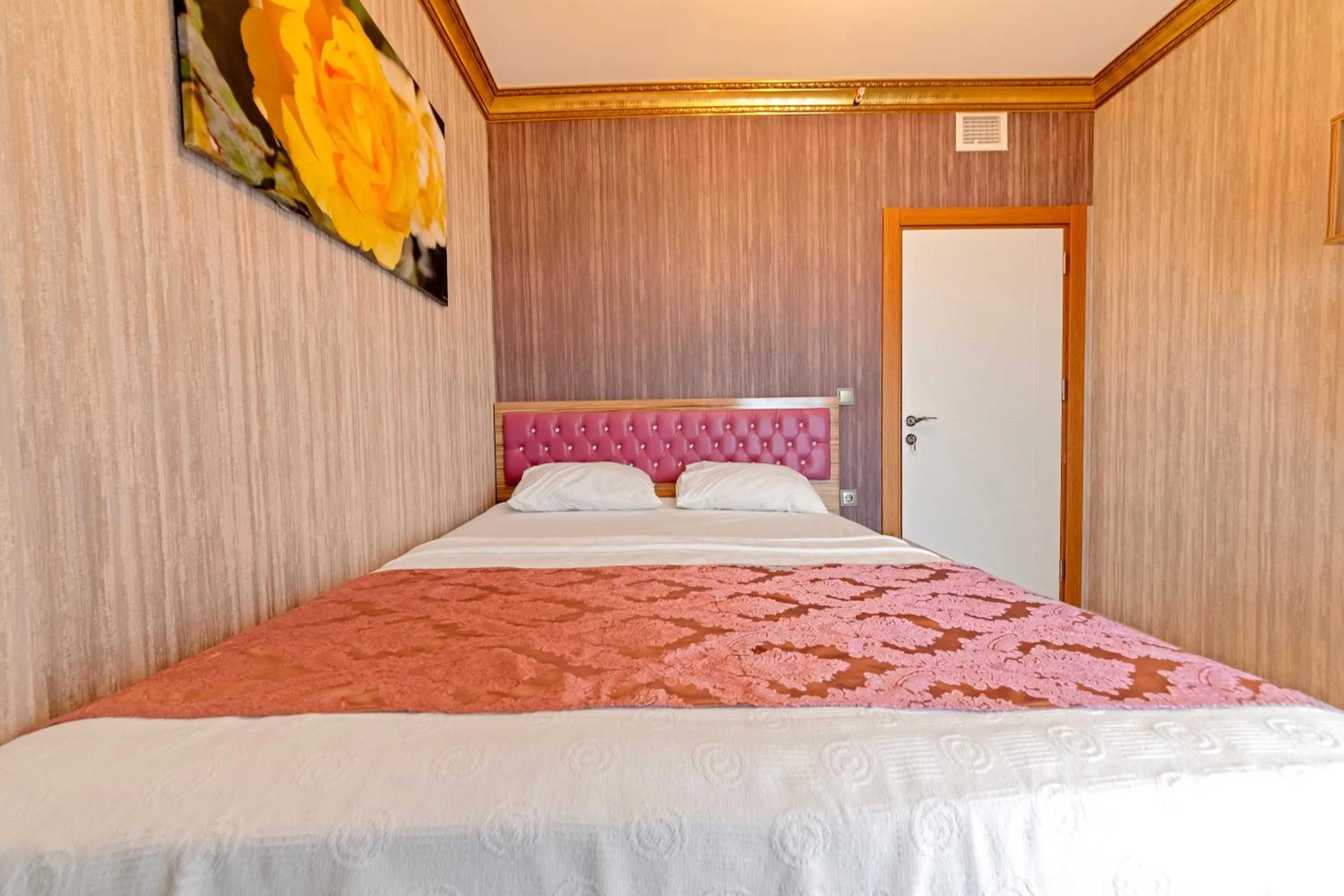 Bed in Royal Babil Suites Hotel