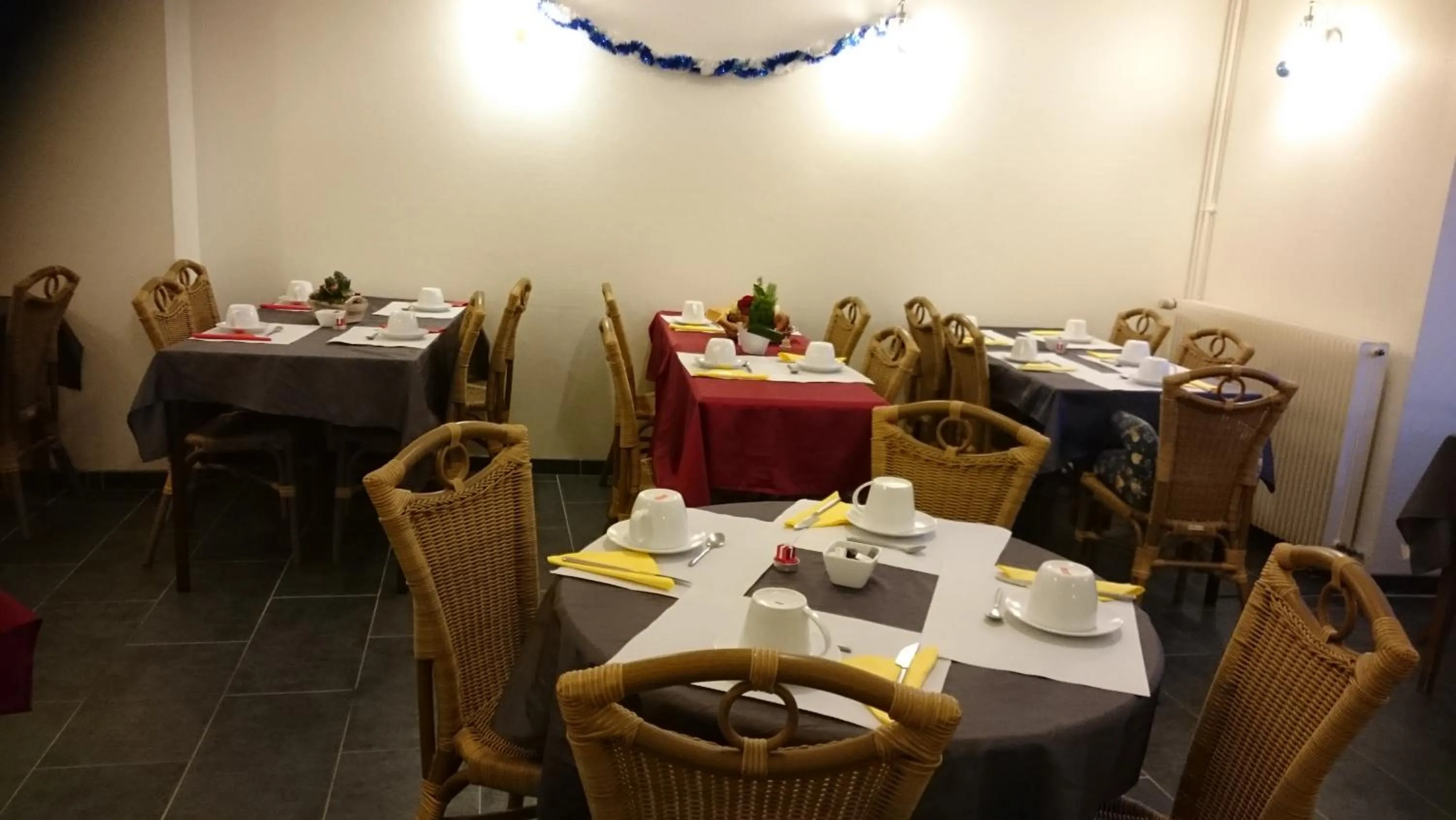 Buffet breakfast in Hôtel de Londres