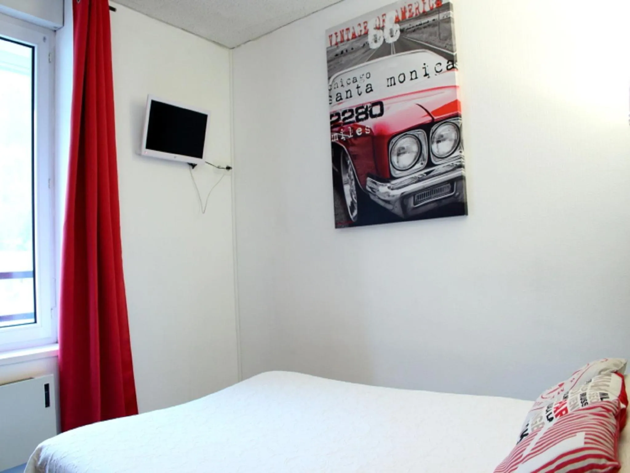 Photo of the whole room, Bed in Hôtel de Londres